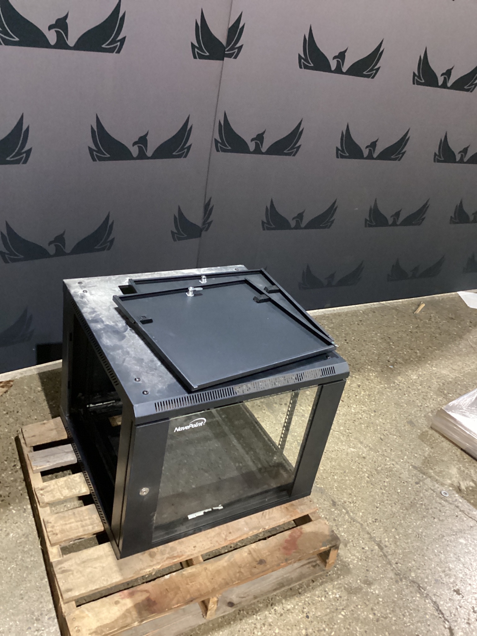 NAVEPOINT 9U WALL-MOUNT NETWORK CABINET, 650MM DEPTH, HINGED BACK USED 3