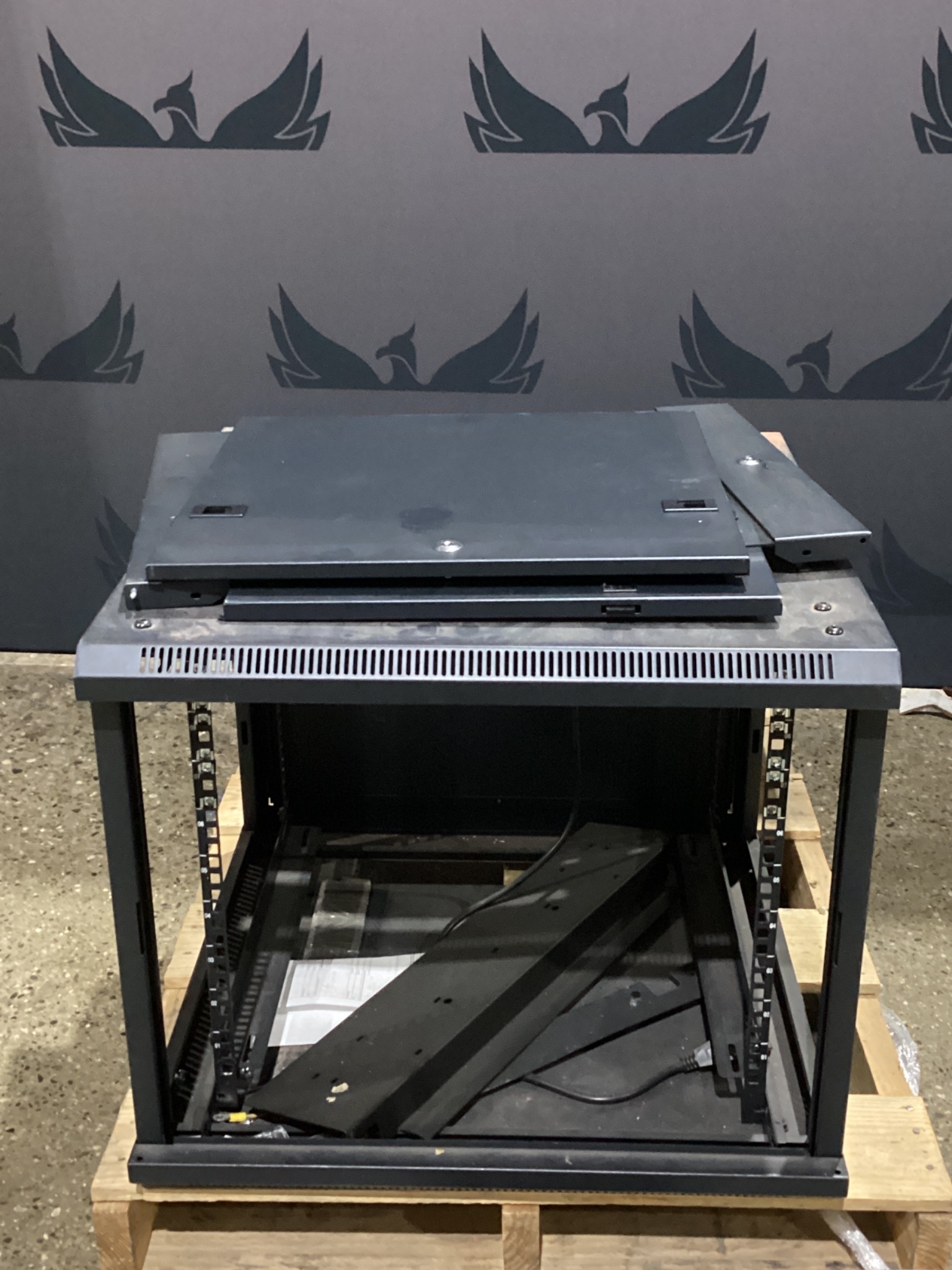 NAVEPOINT 9U WALL-MOUNT NETWORK CABINET, 650MM DEPTH, HINGED BACK USED 0
