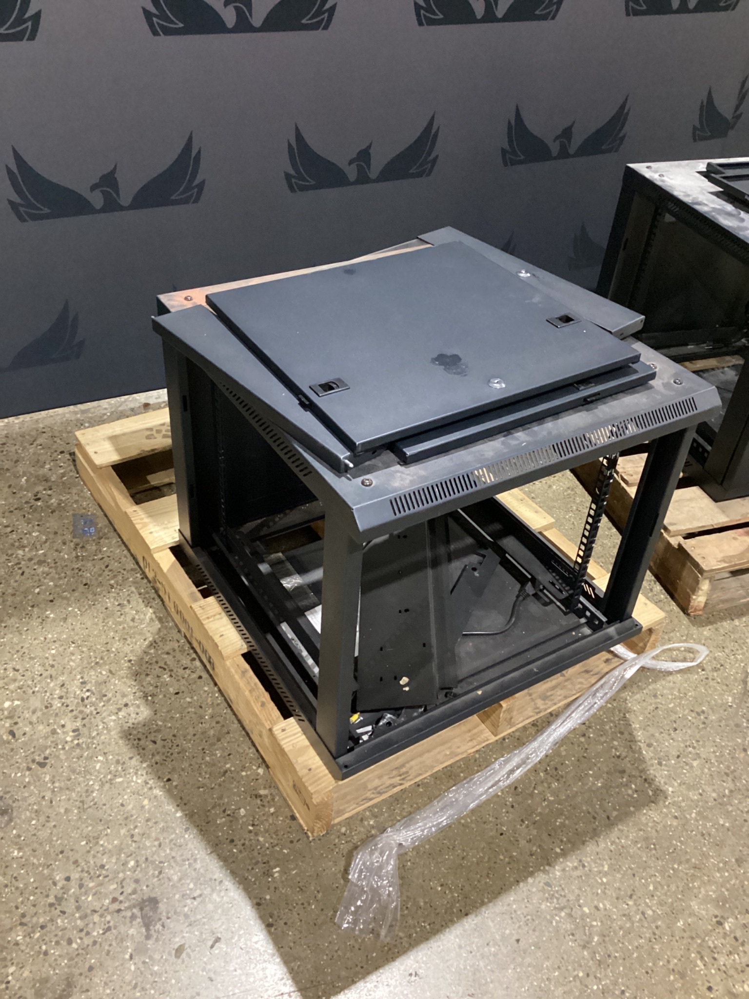 NAVEPOINT 9U WALL-MOUNT NETWORK CABINET, 650MM DEPTH, HINGED BACK USED 1