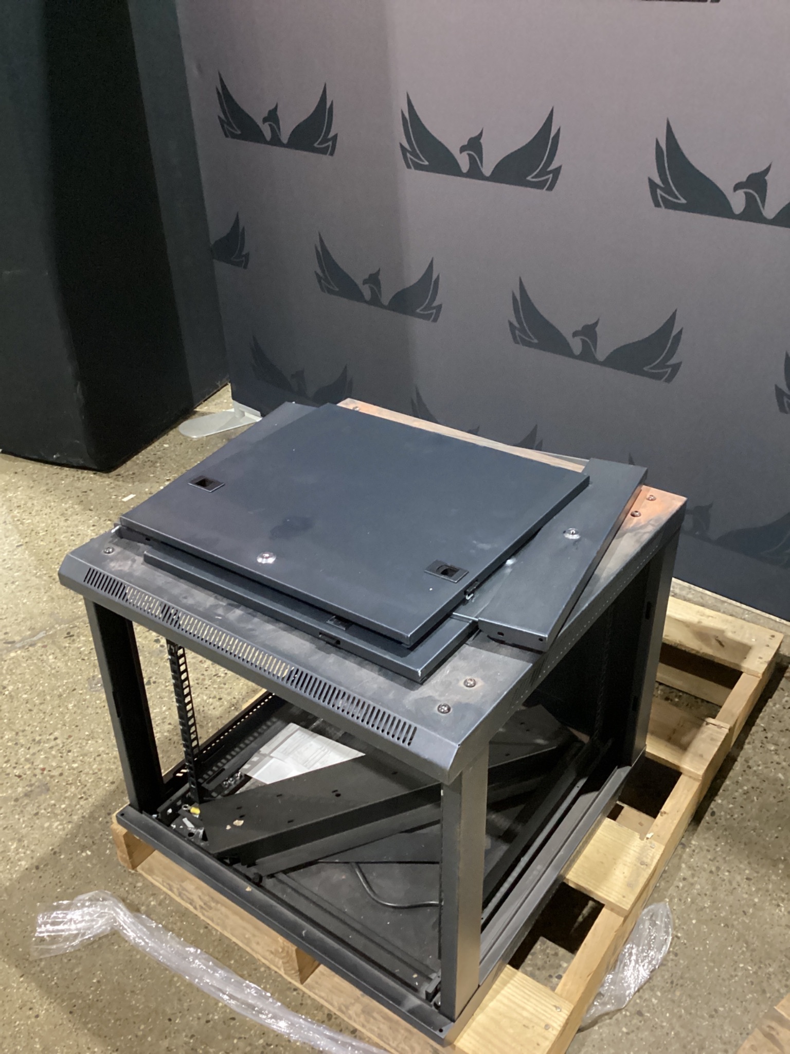 NAVEPOINT 9U WALL-MOUNT NETWORK CABINET, 650MM DEPTH, HINGED BACK USED 2