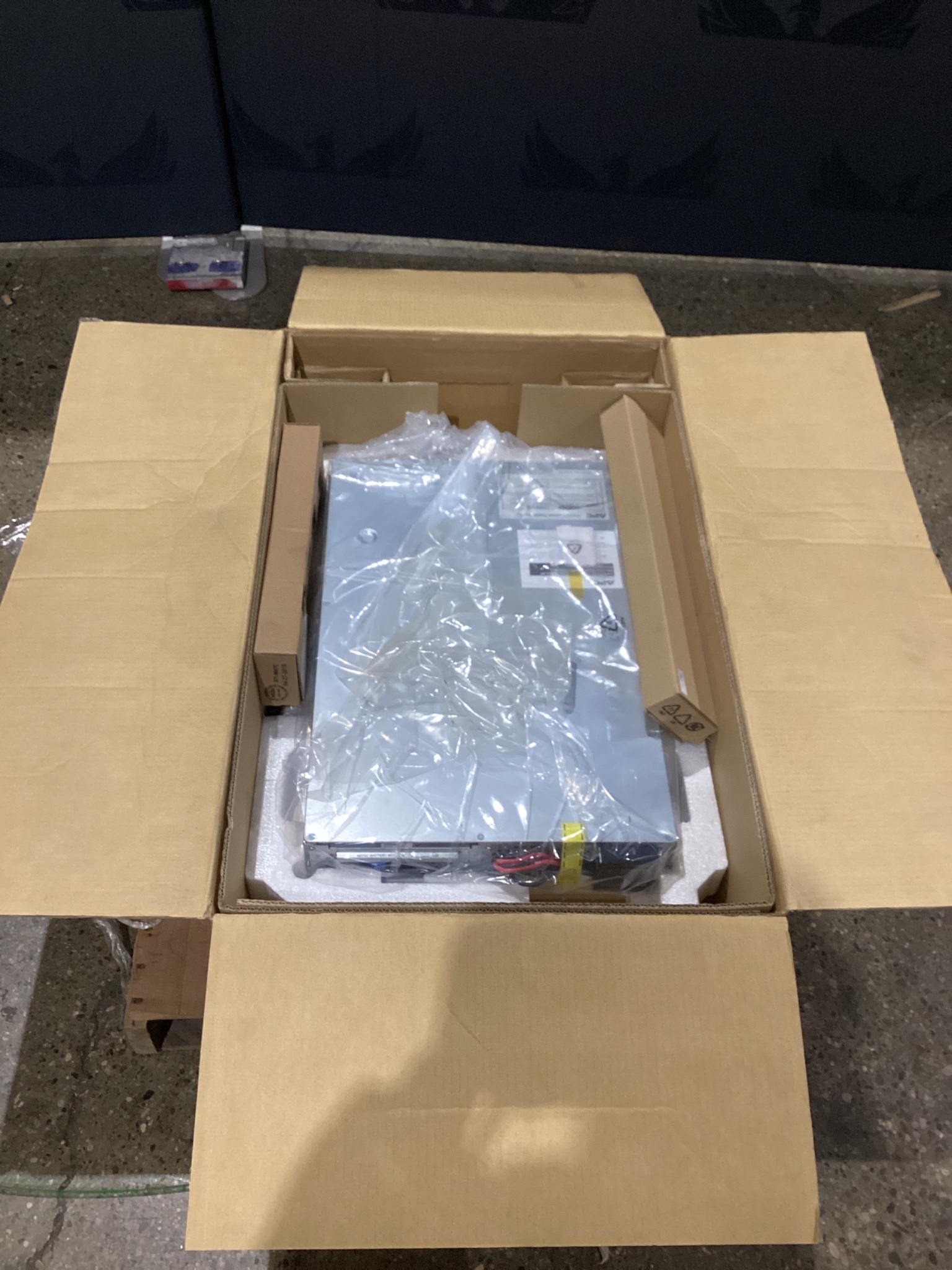 APC Smart-UPS, Line Interactive, 2200VA, SMT2200RM2UNC NEW OPEN BOX 0