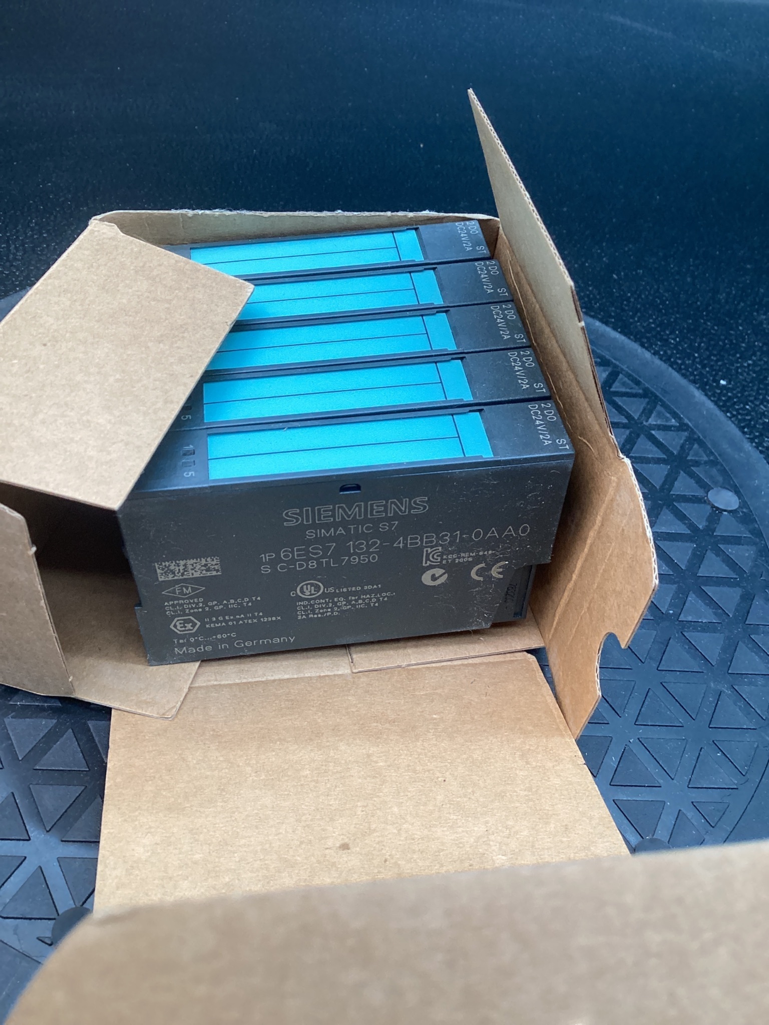 SIEMENS 6ES7 132-4BB31-0AA0 Digital Output Module ET200S NEW (5 Pack) 4