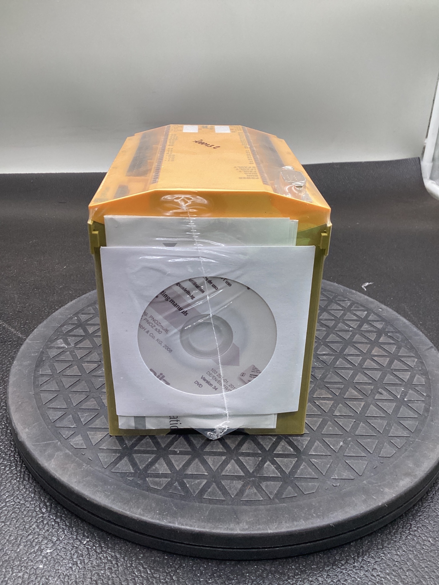 PILZ PNOZ M1P Safety Relay Module 773100 NEW 1