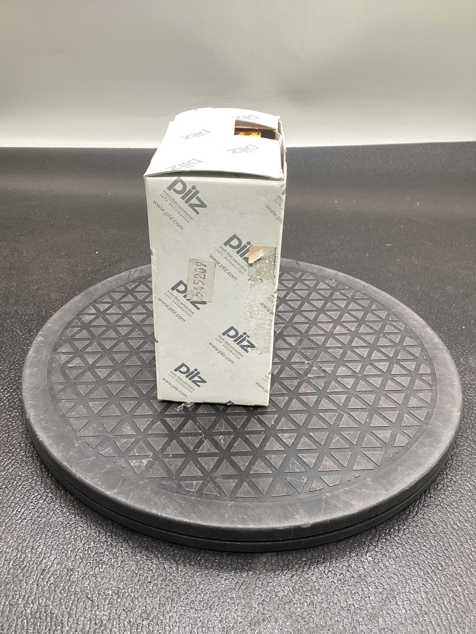 PILZ 774502 PNOZ XV2 3/24VDC Safety Relay NEW 3