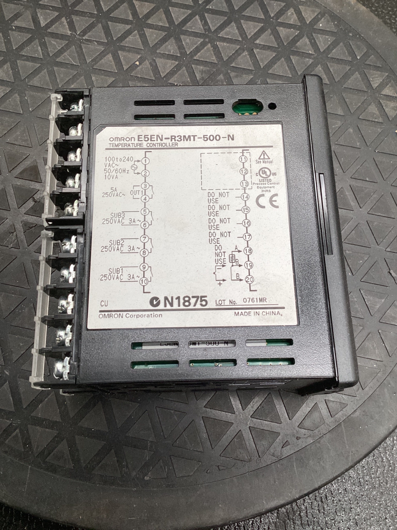 OMRON E5EN-R3MT-500-N Digital Temperature Controller 100-240VAC NEW 3