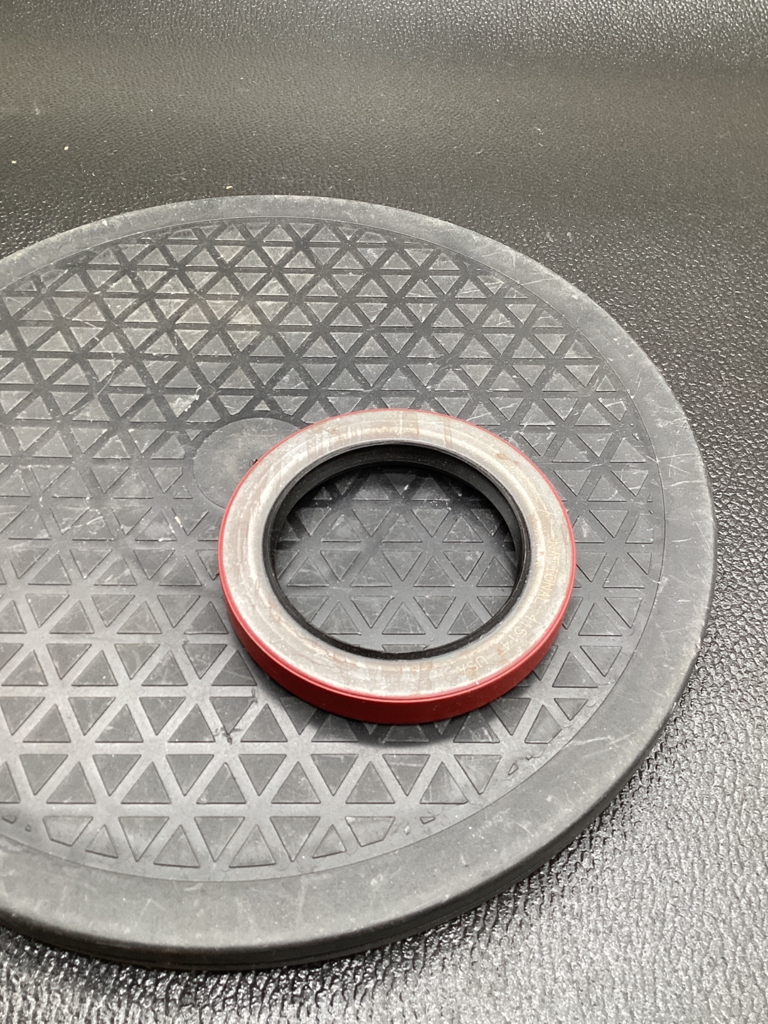 TIMKEN 415147 Nitrile Oil Seal 2.5in x 3.505in x 0.5in NEW 4