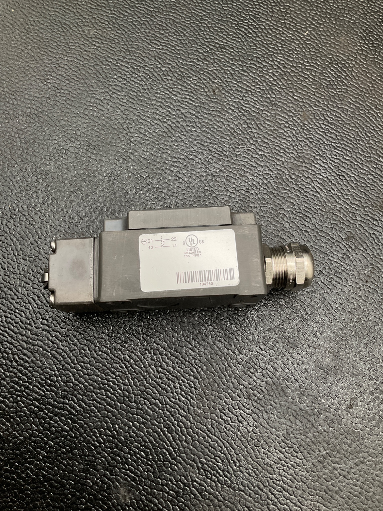 EUCHNER NZ1RK-528L060GE-MC2049 SAFETY SWITCH NEW 3