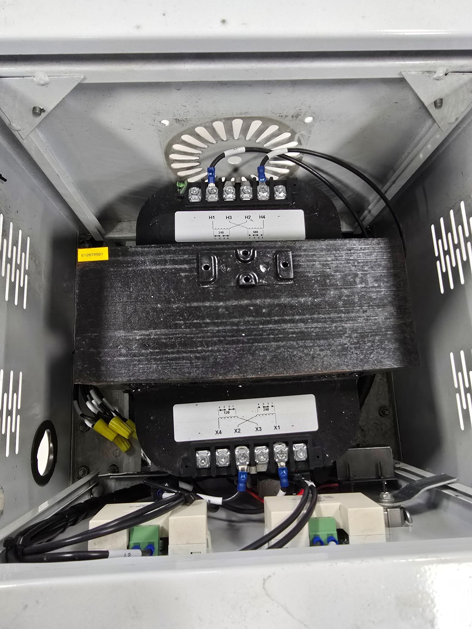 DINGQI ELECTRIC P=2KVA 3 PHASE 480V TO 2 Phase 220V PORTABLE TRANSFORMER USED 2