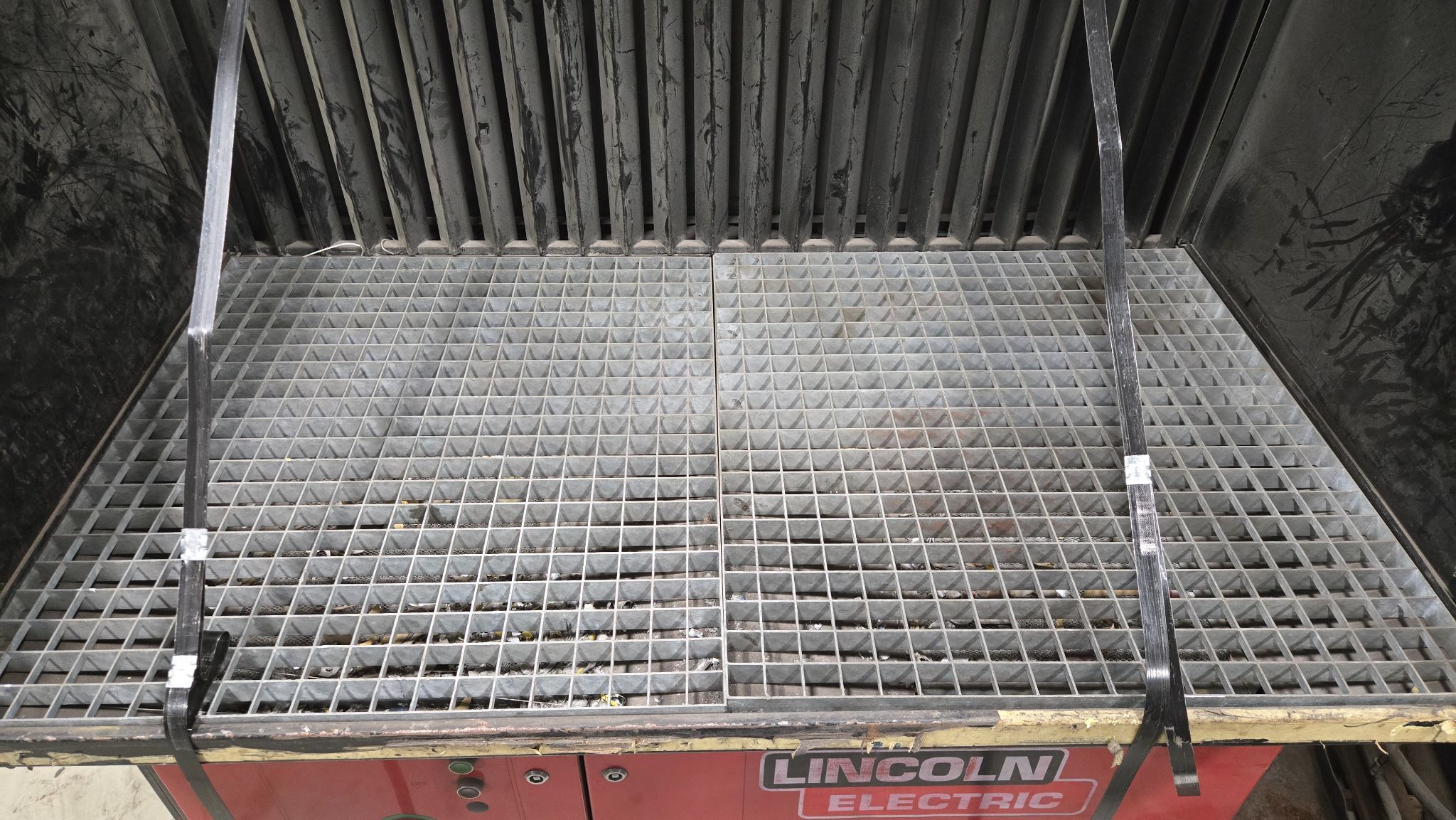 LINCOLN ELECTRIC WELD FUME DOWNDRAFT 200M USED 2