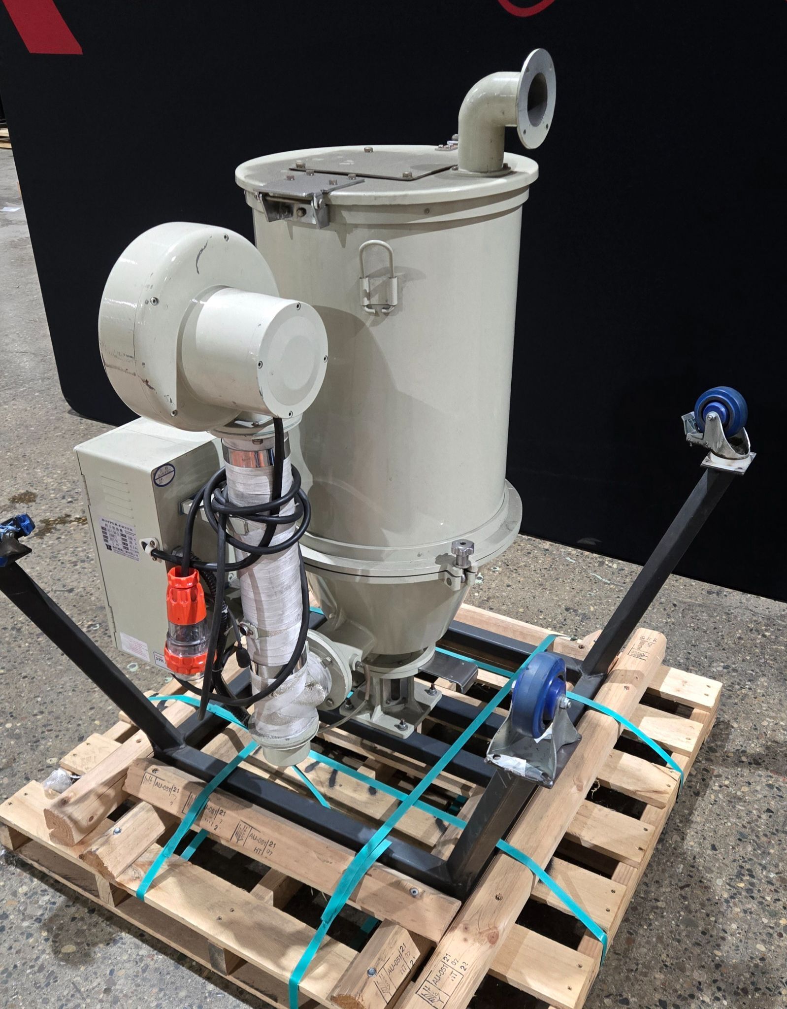 YANN BANG HD-T-50-3L HOPPER DRYER USED/DAMAGED CASTER 415V 2