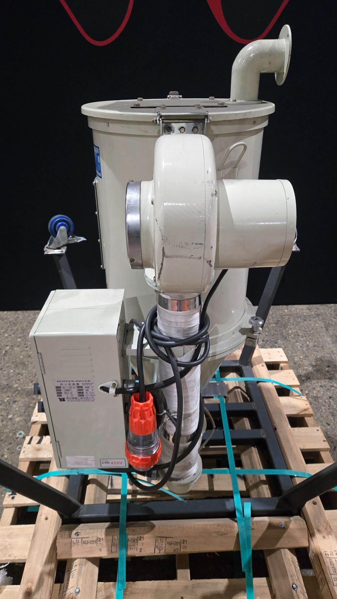 YANN BANG HD-T-50-3L HOPPER DRYER USED/DAMAGED CASTER 415V 3
