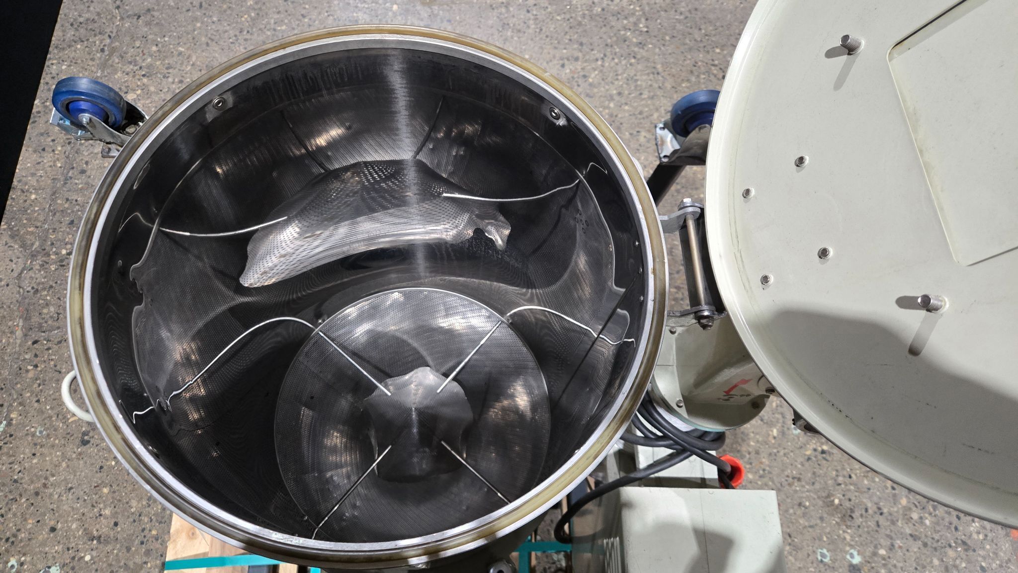 YANN BANG HD-T-50-3L HOPPER DRYER USED/DAMAGED CASTER 415V 5