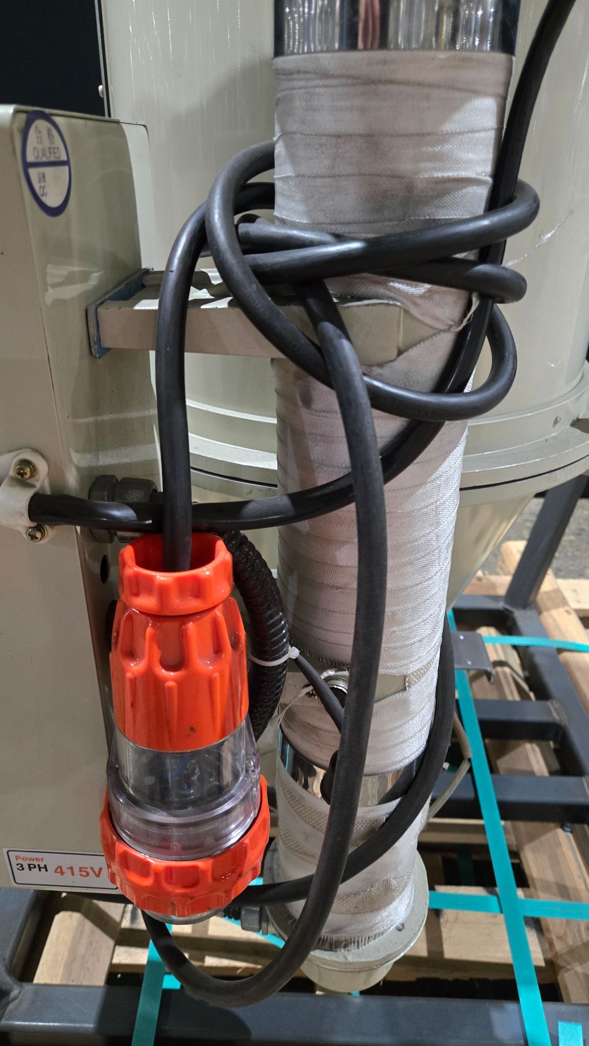 YANN BANG HD-T-50-3L HOPPER DRYER USED/DAMAGED CASTER 415V 8