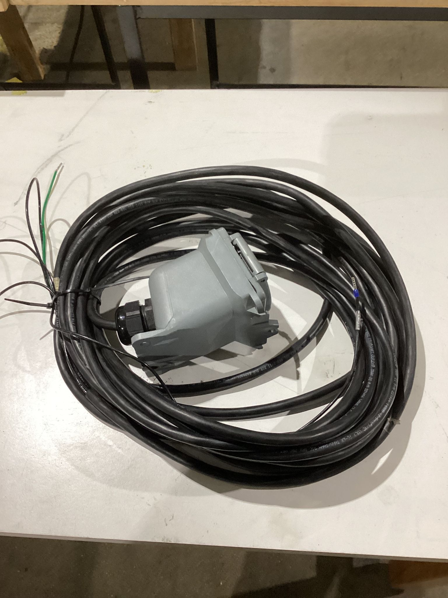 HUBBELL HBL2430SW CABLES USED 0