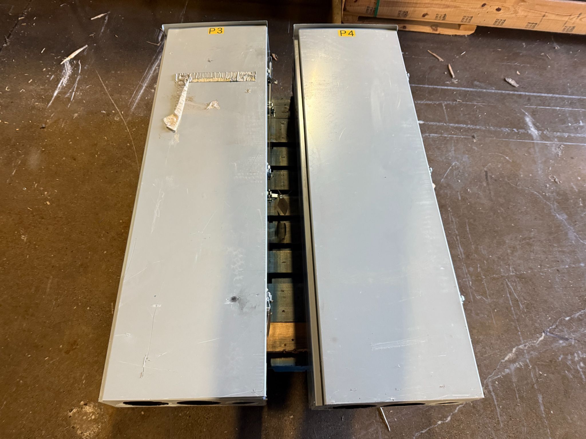 EATON PUB52881 400 AMP Main Breaker Load Center USED 0