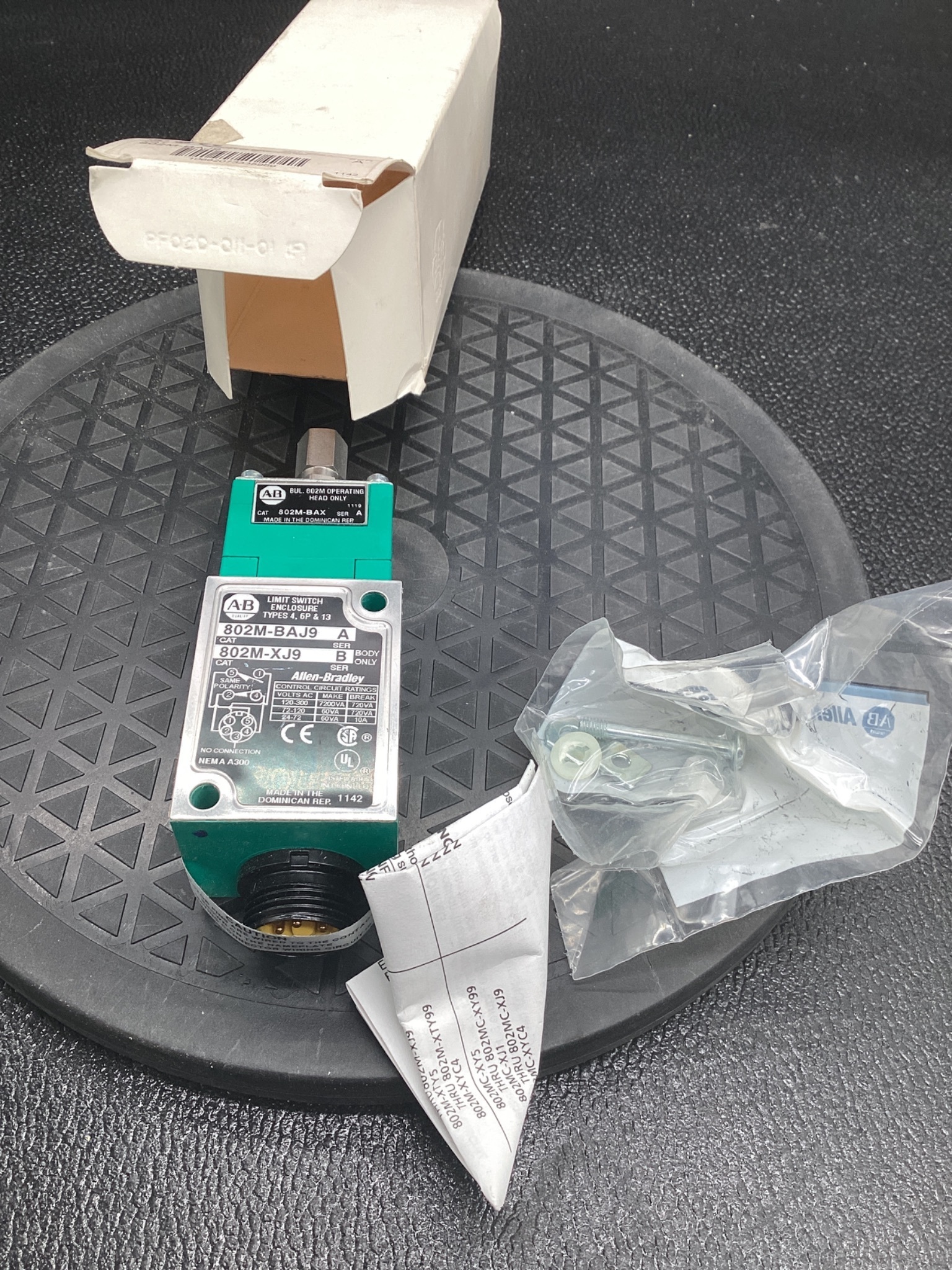 ALLEN BRADLEY 802M-BAJ9 Limit Switch NEW 4