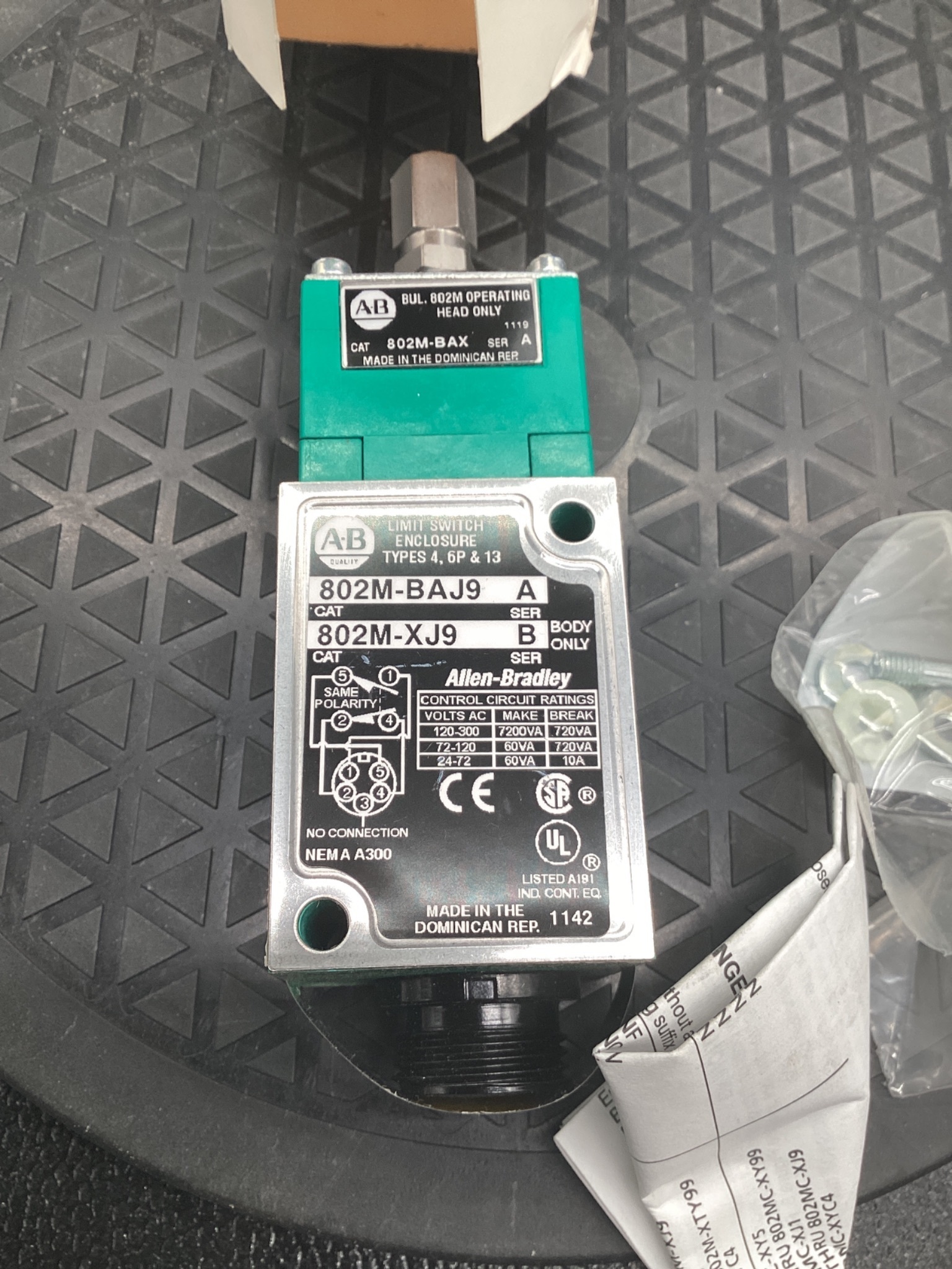 ALLEN BRADLEY 802M-BAJ9 Limit Switch NEW 5