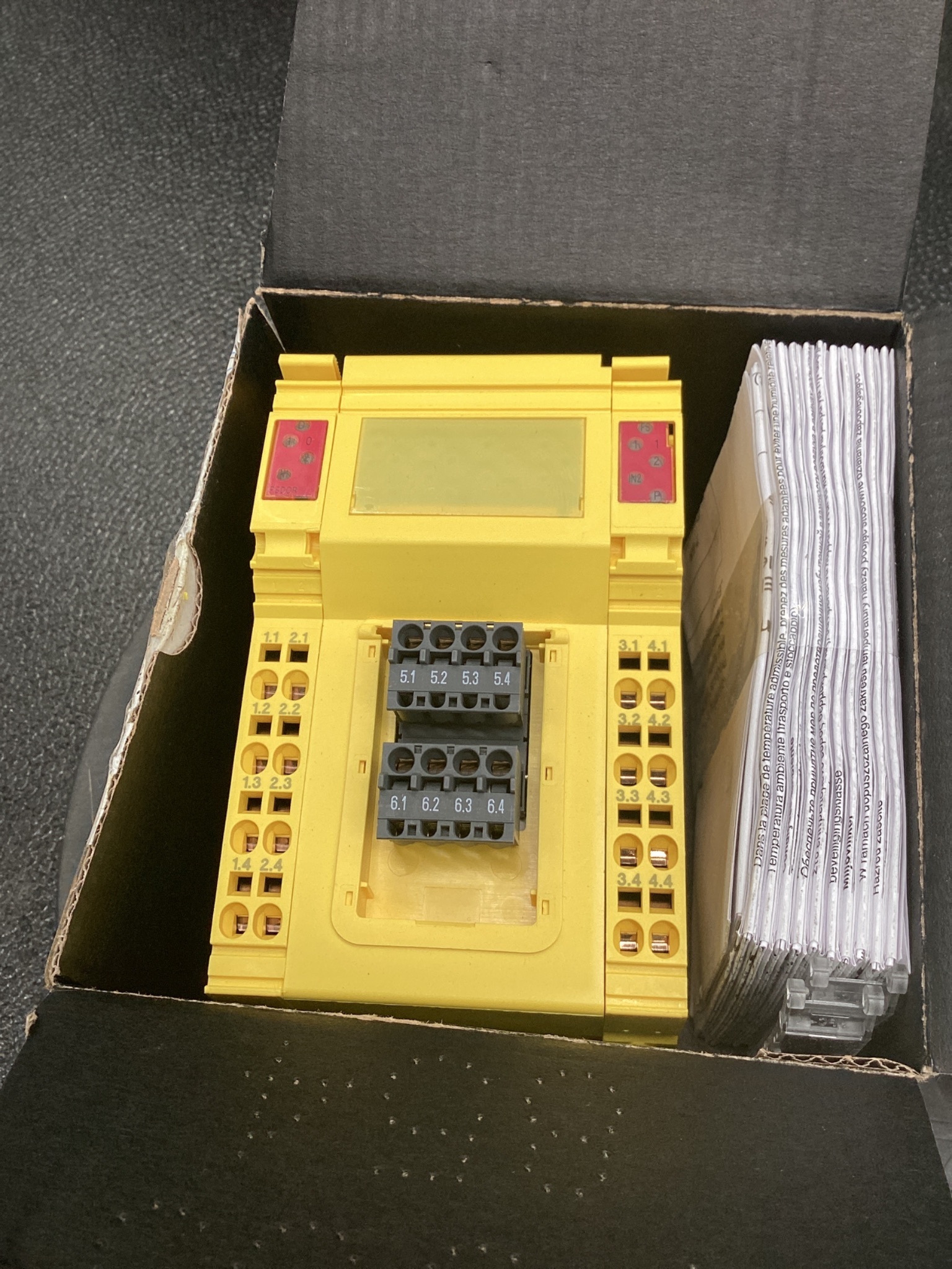 GE IC220SDL840-AA VersaSafe Safety Relay Output Module NEW 4