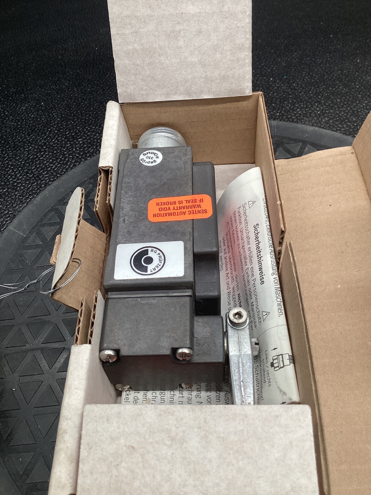 EUCHNER NZ1HS-3131-M Safety Switch Roller Lever Arm NEW 5