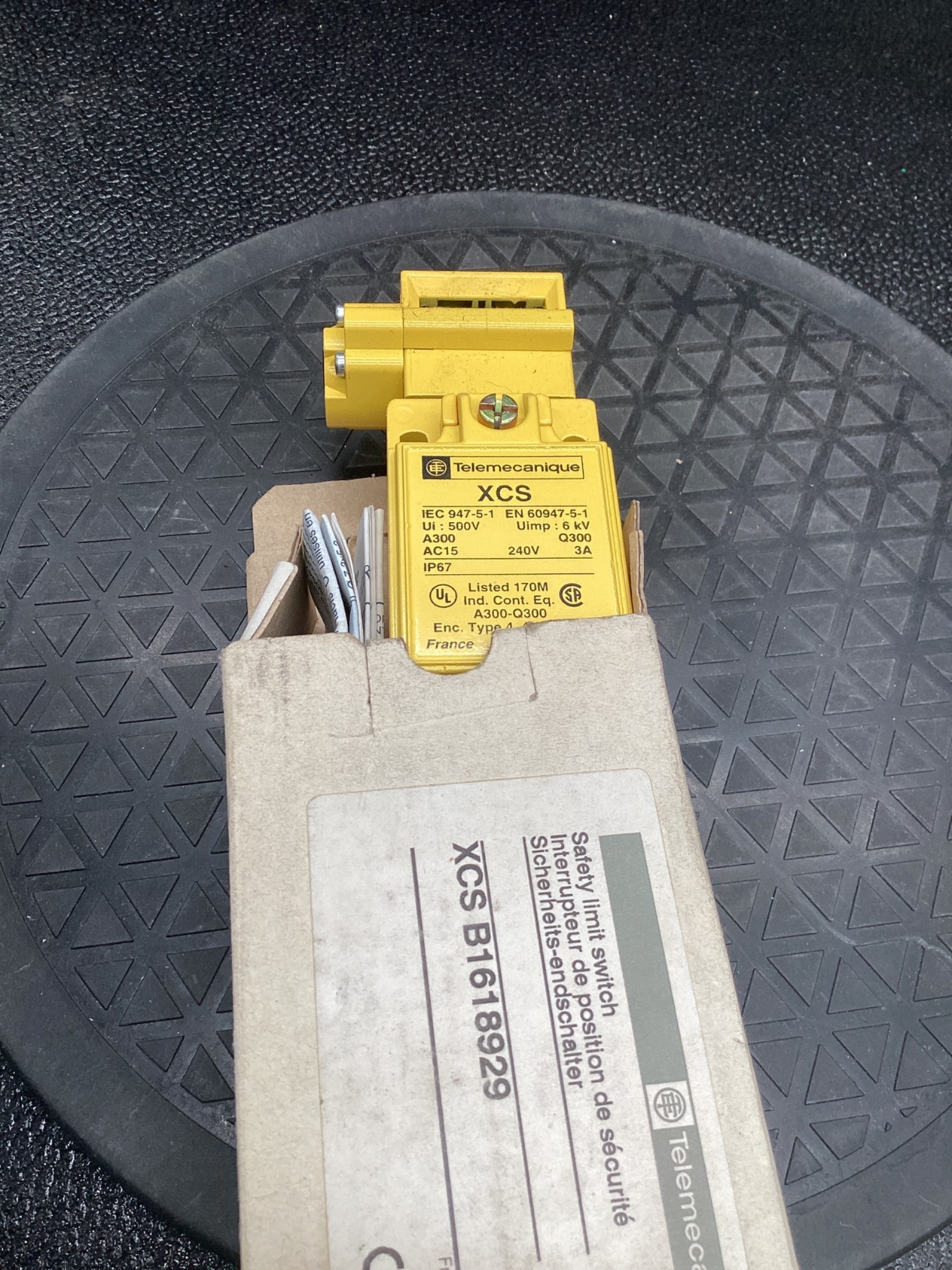 TELEMECANIQUE XCS-B1618929 Safety Limit Switch NEW 4