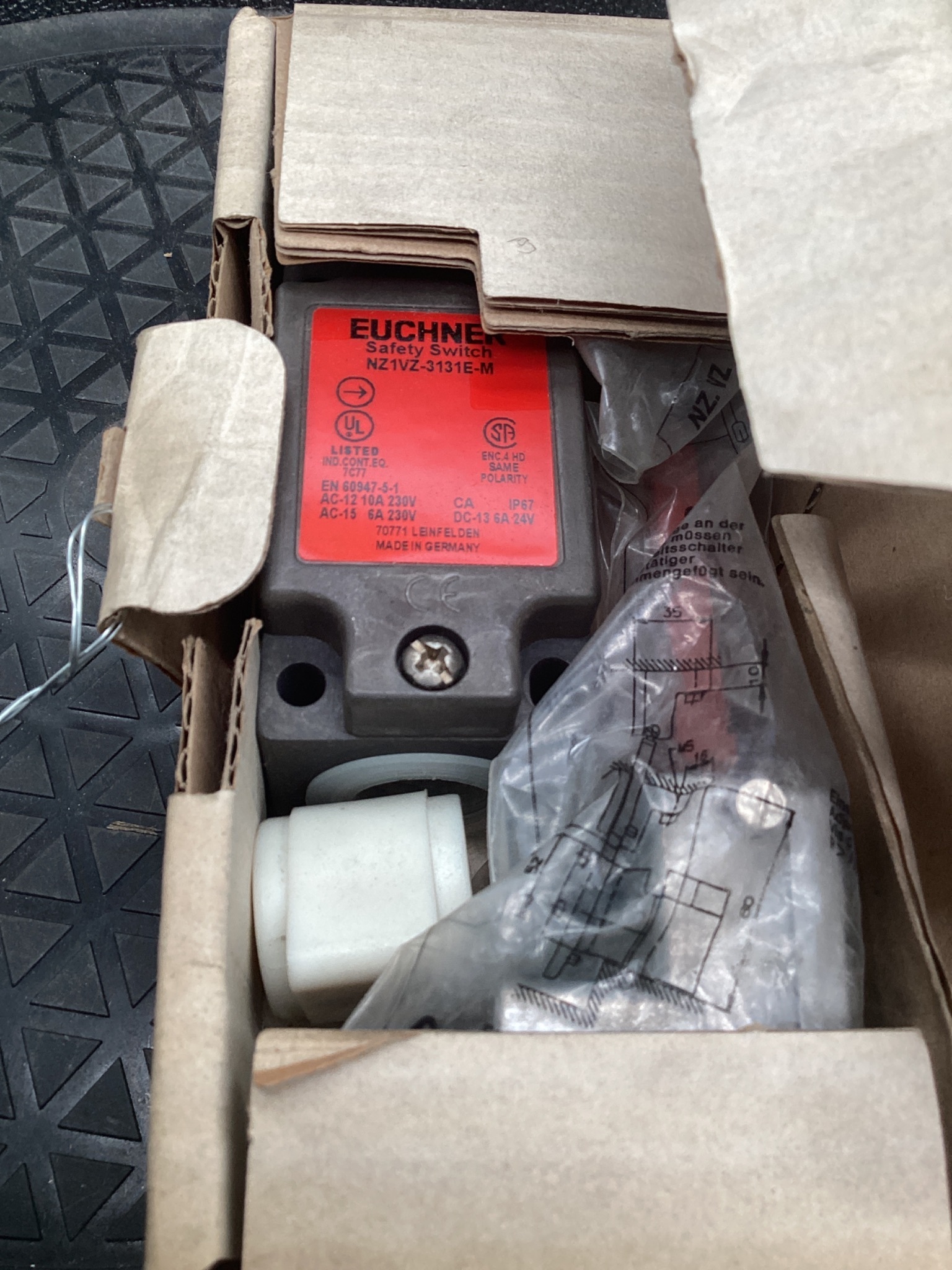 EUCHNER NZ1VZ-3131E-M Safety Door Lock Limit Switch NEW 4