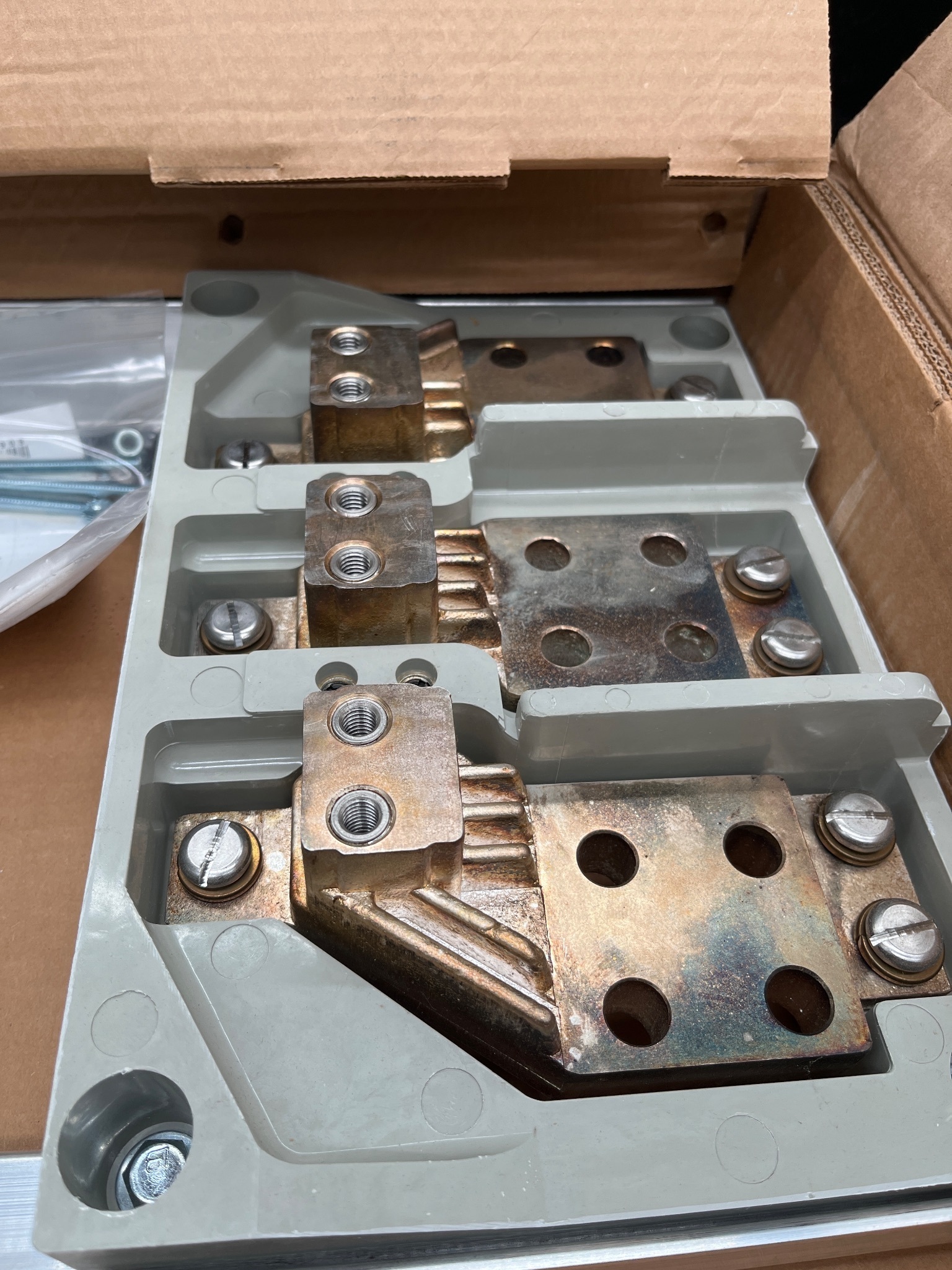 SIEMENS MBPG1600 Breaker Base Mount Hardware VL Series NEW 8