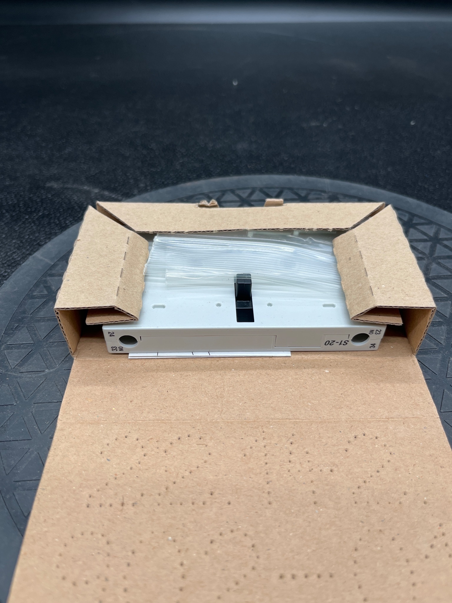 ALLEN BRADLEY 100-D Contactor Assembly NEW 4