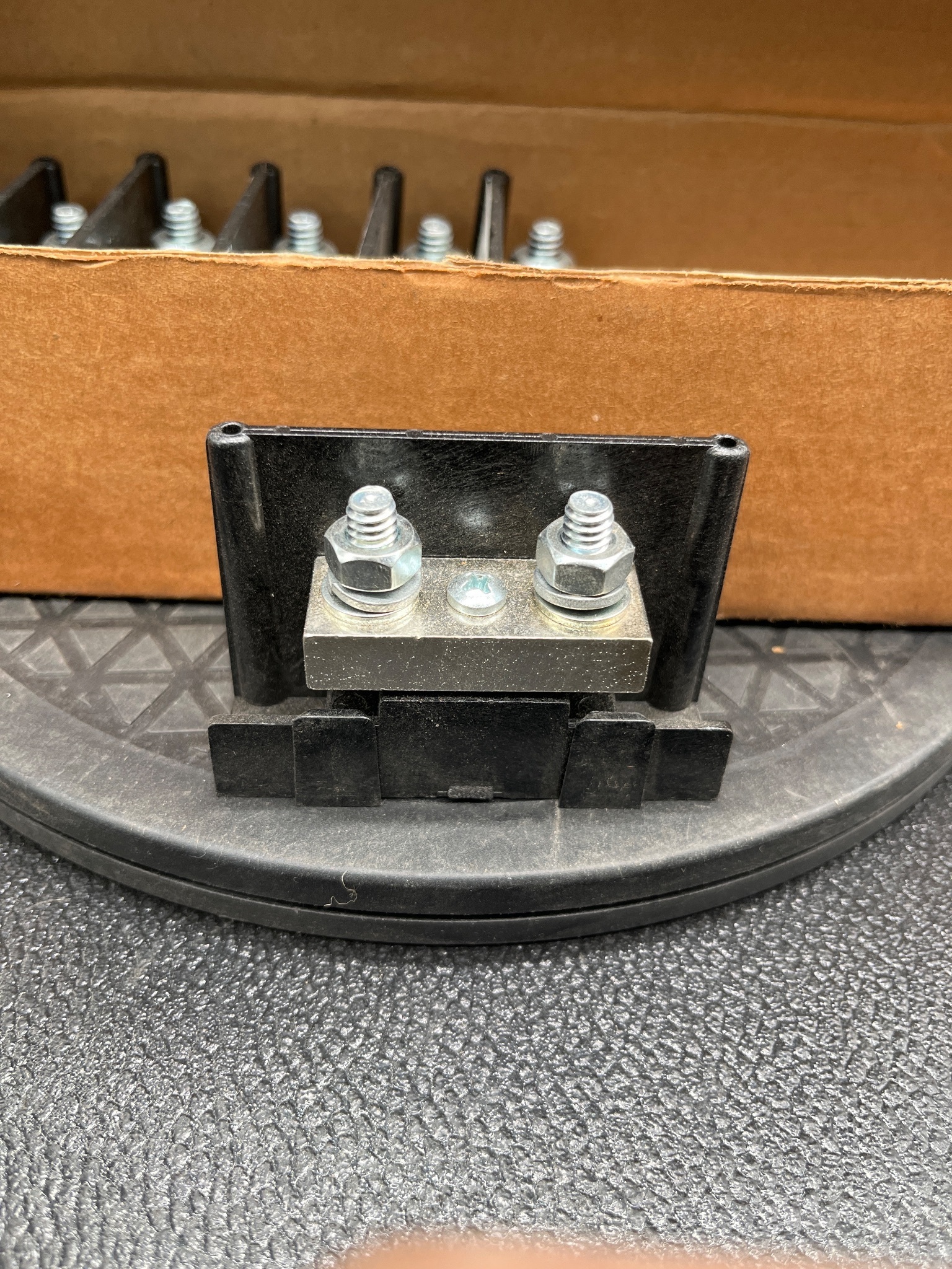 FERRAZ SHAWMUT 62200 Power Distribution Block 600V 240A NEW 6