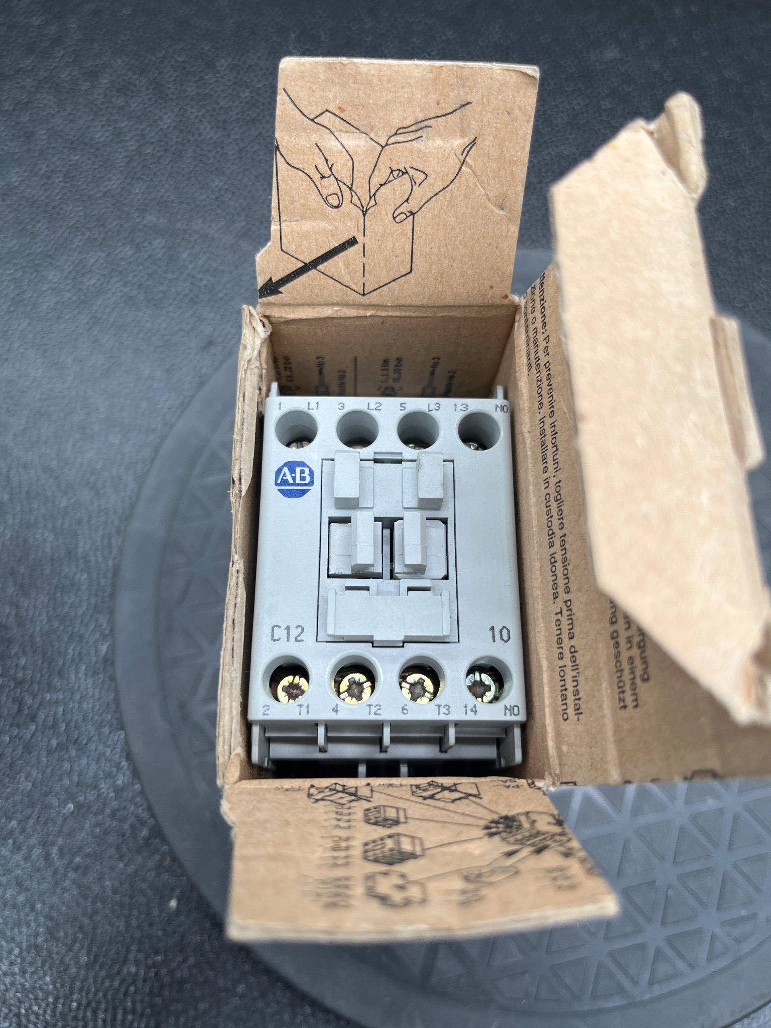 ALLEN BRADLEY 100-C12ZJ10 IEC Contactor 3-Pole 12A 24VDC Coil NEW 5