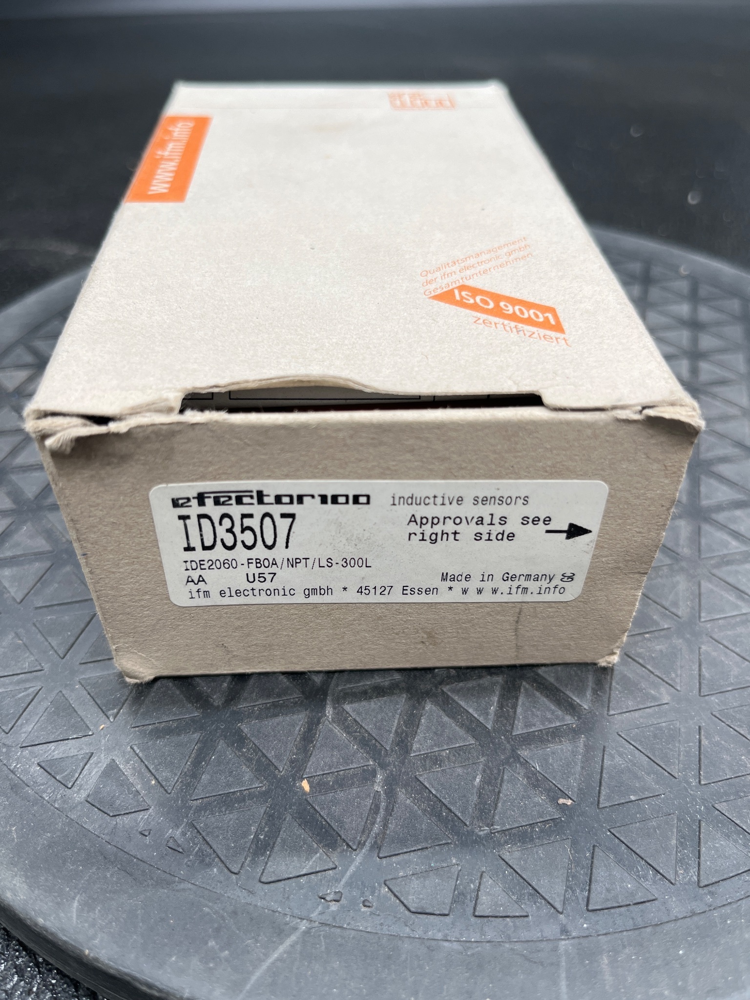IFM ID3507 Inductive Proximity Sensor 24VDC NEW 3