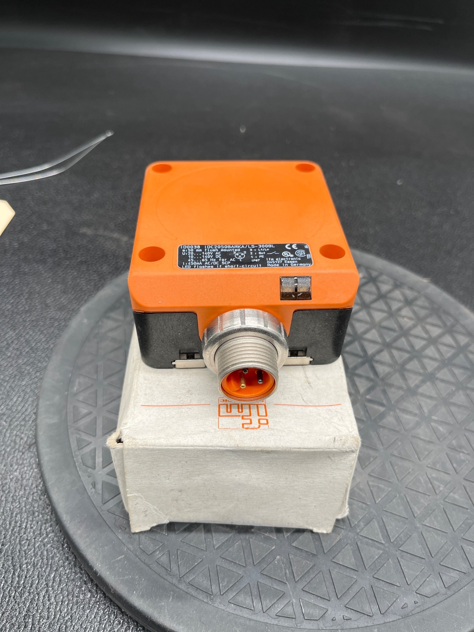 IFM ID0041 Inductive Proximity Sensor 24VDC NEW 6