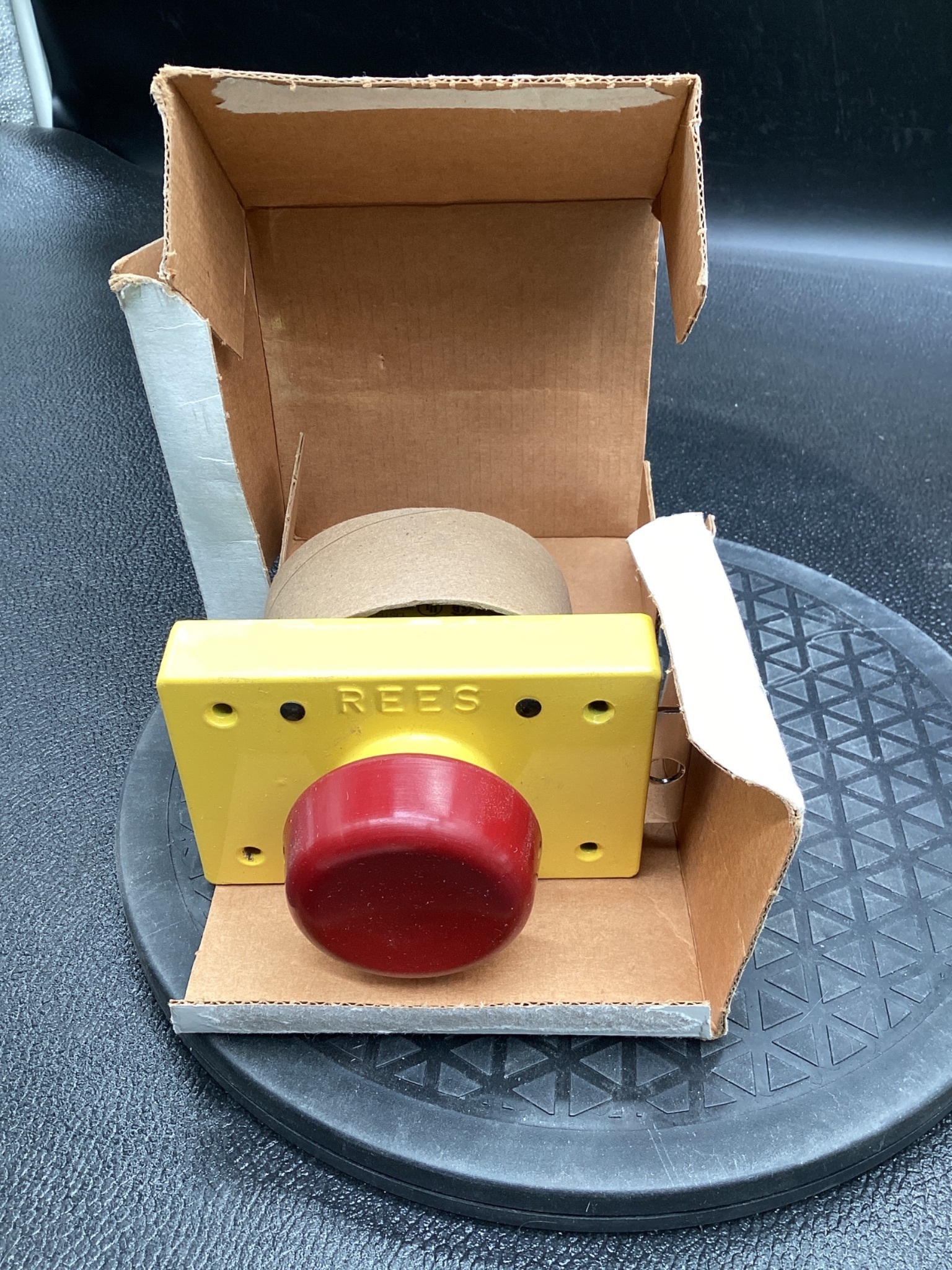 REES 01981-002 Red Mushroom Pushbutton Switch NEW 4