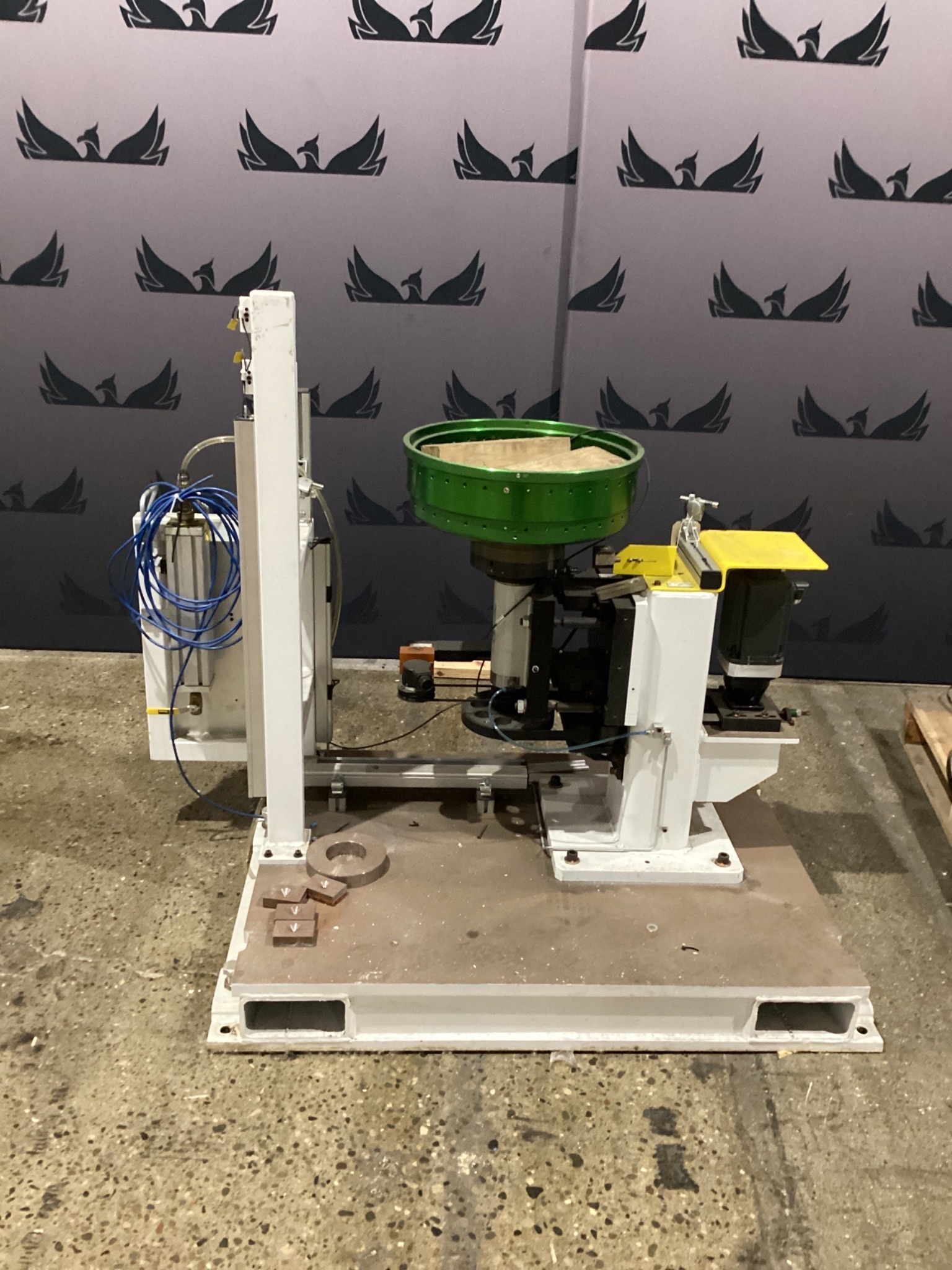 Vibratory Bowl System w/ DYNOMAX 1-0640-08-2A Spindle USED 0