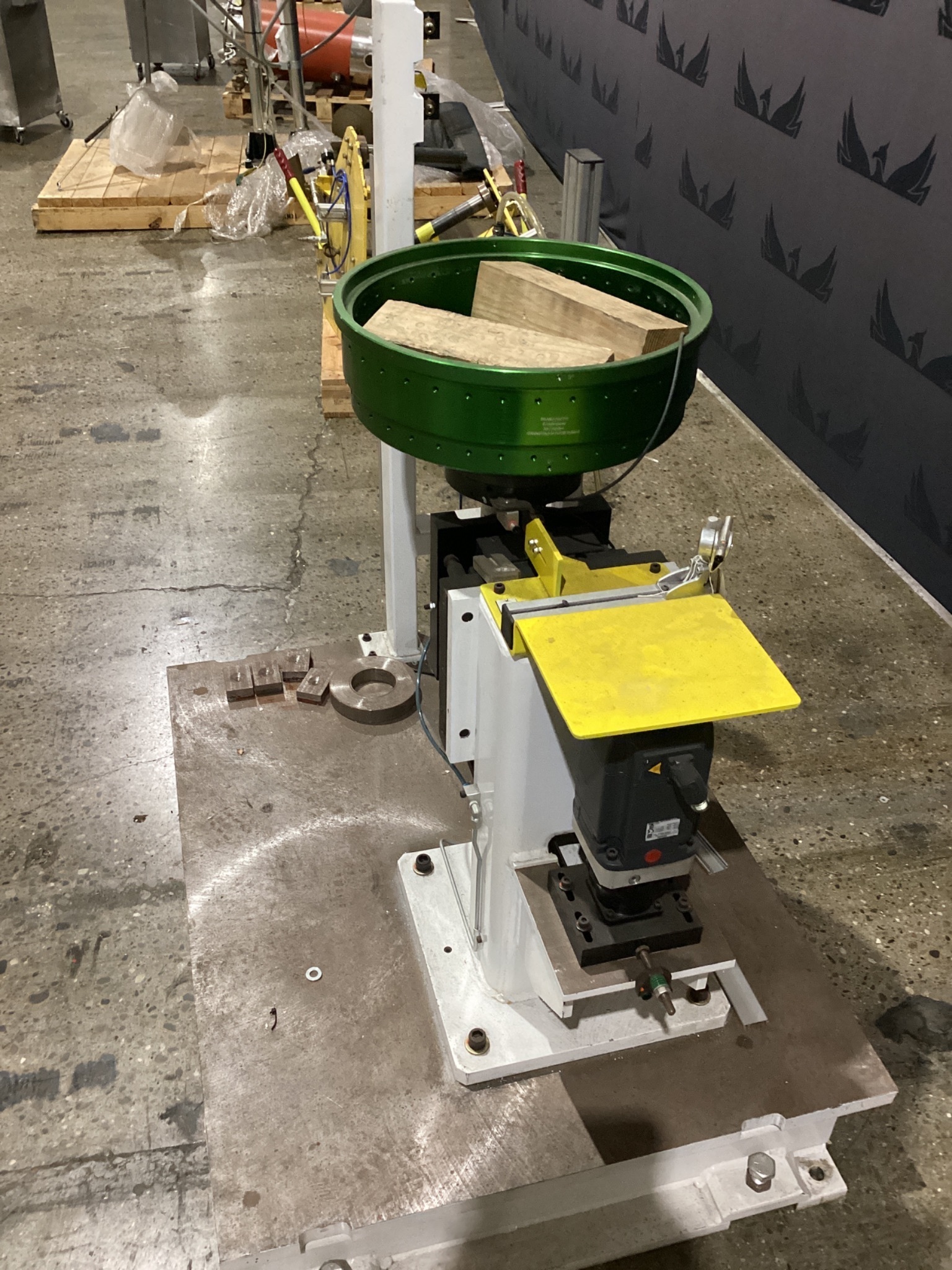 Vibratory Bowl System w/ DYNOMAX 1-0640-08-2A Spindle USED 1