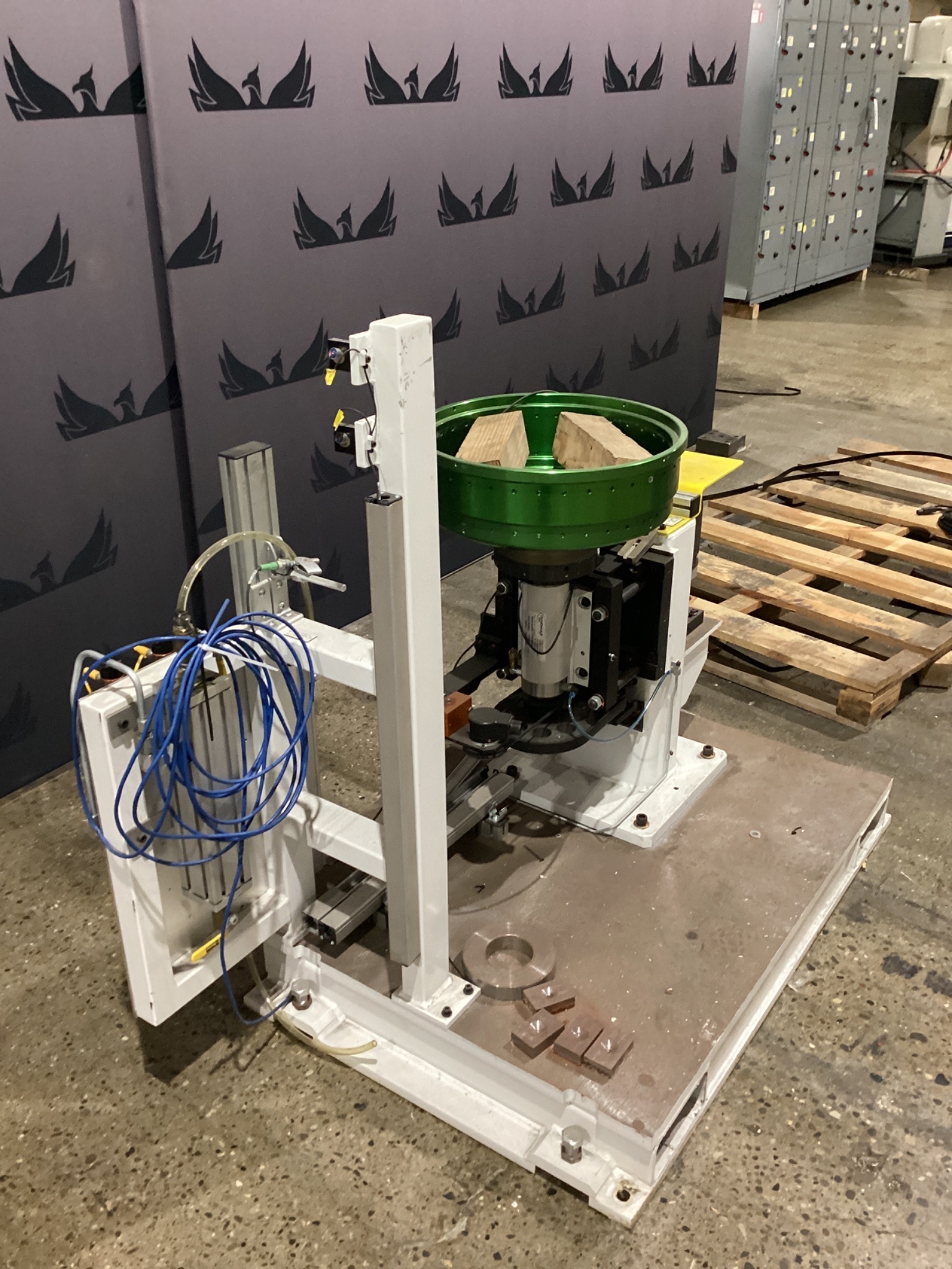 Vibratory Bowl System w/ DYNOMAX 1-0640-08-2A Spindle USED 2
