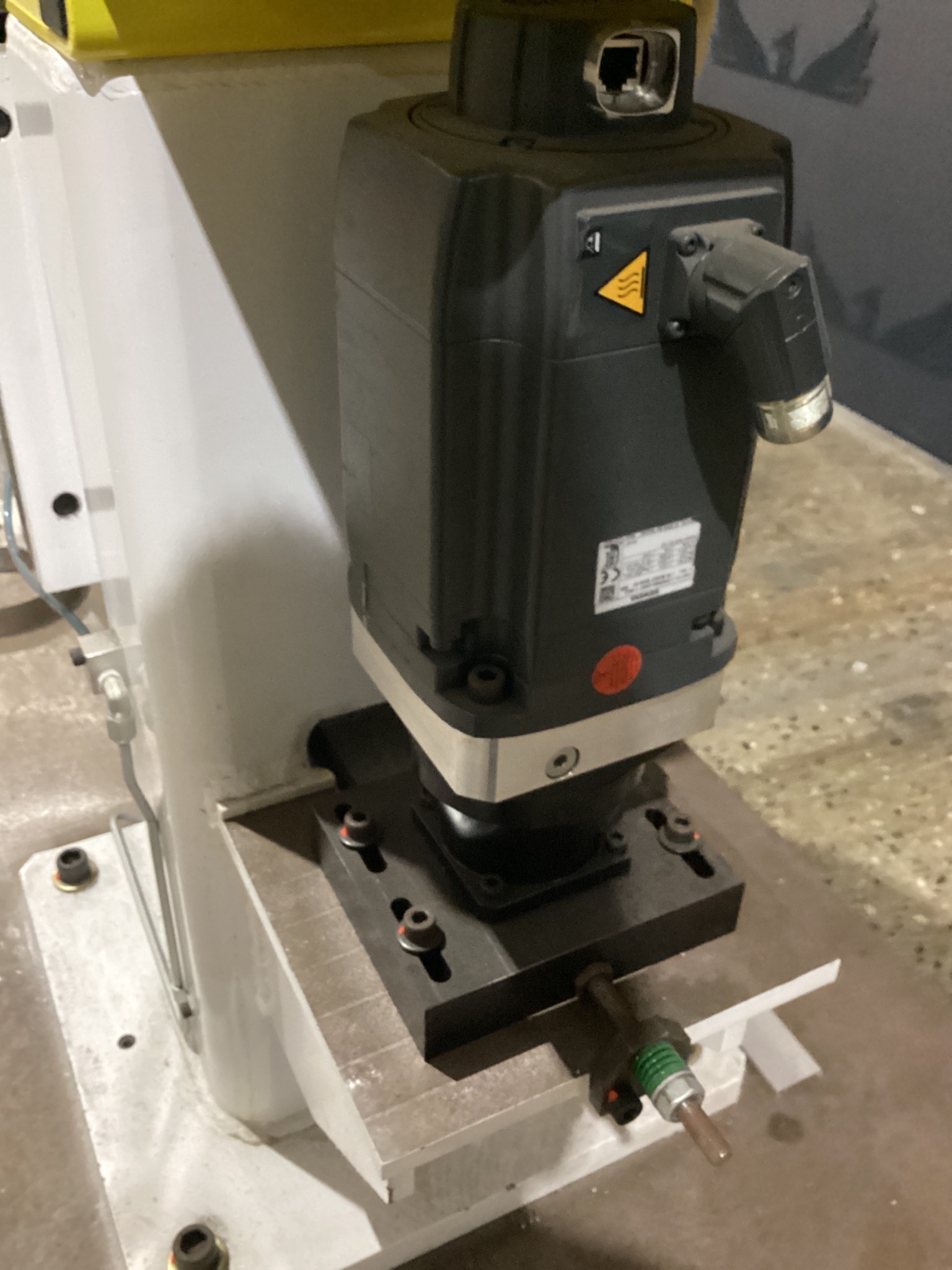 Vibratory Bowl System w/ DYNOMAX 1-0640-08-2A Spindle USED 5