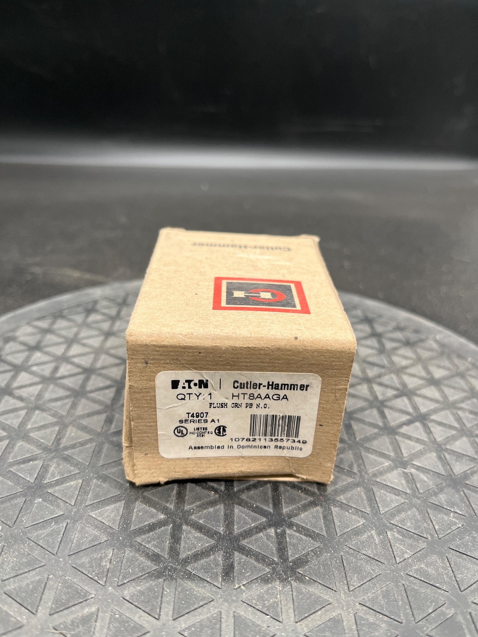 CUTLER-HAMMER HT8AAGA Green Pushbutton Switch NEW 0