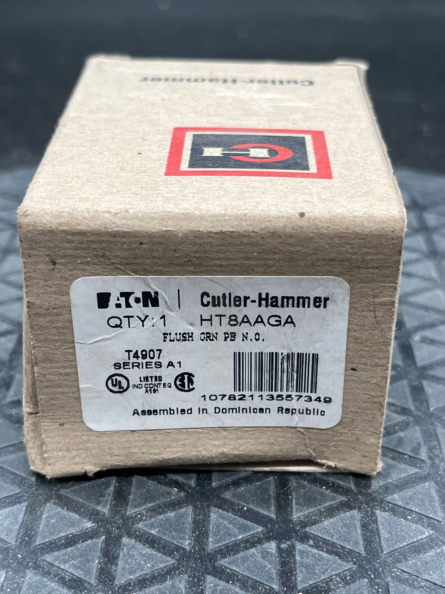 CUTLER-HAMMER HT8AAGA Green Pushbutton Switch NEW 4