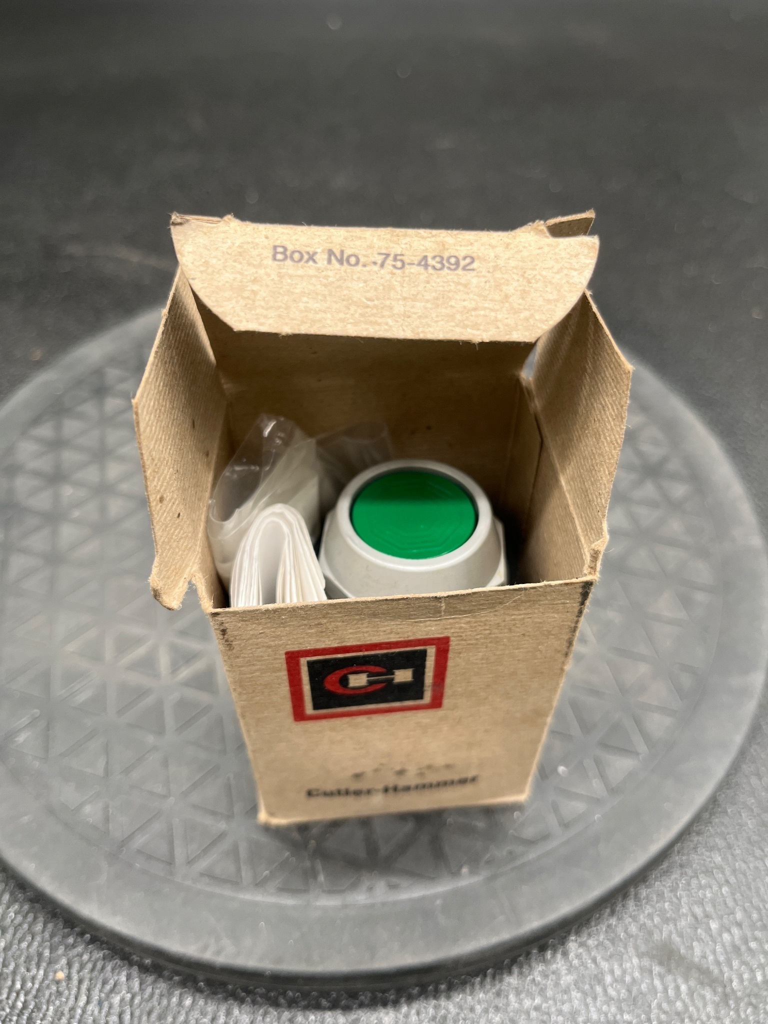 CUTLER-HAMMER HT8AAGA Green Pushbutton Switch NEW 5