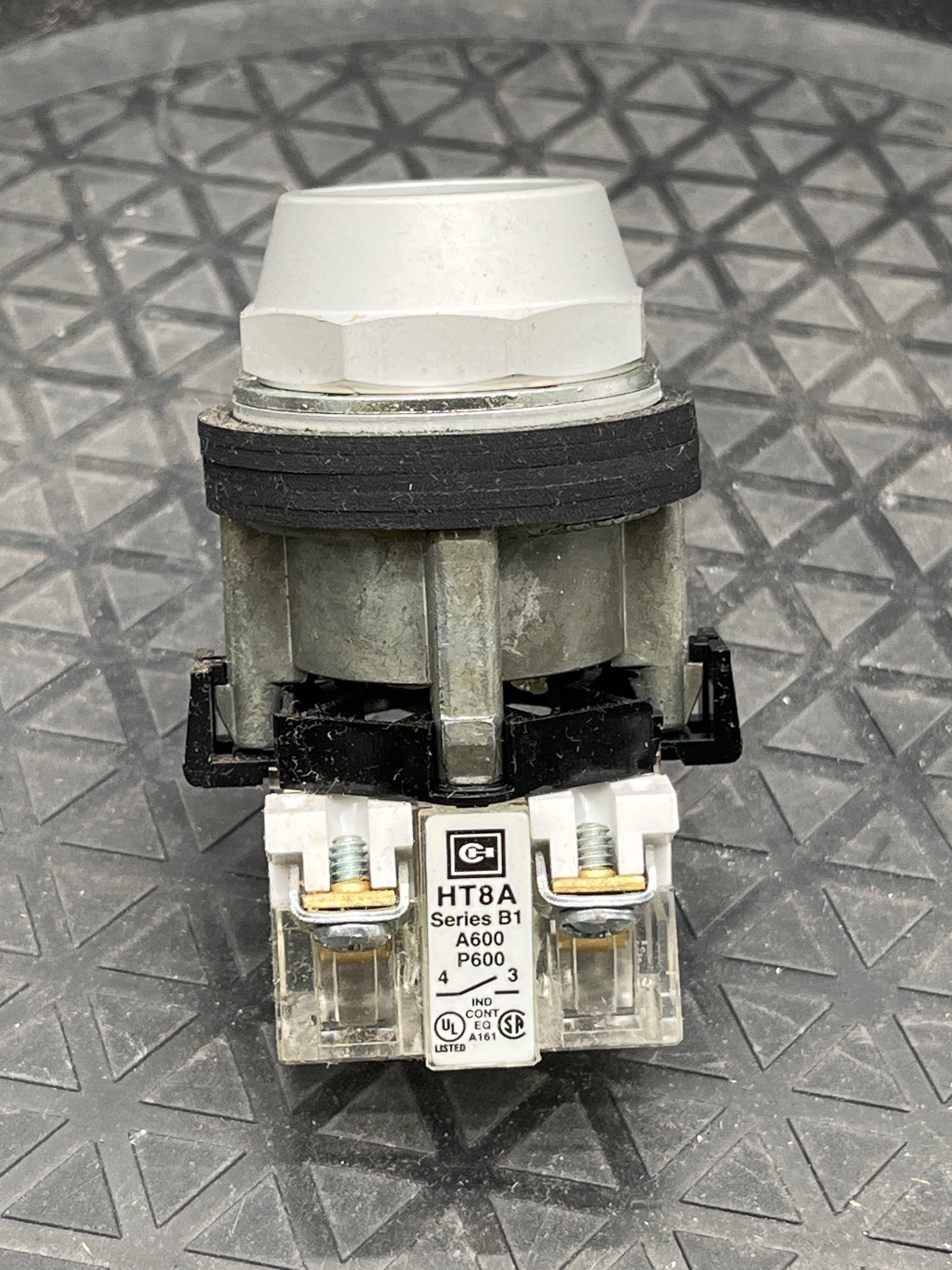 CUTLER-HAMMER HT8AAGA Green Pushbutton Switch NEW 6