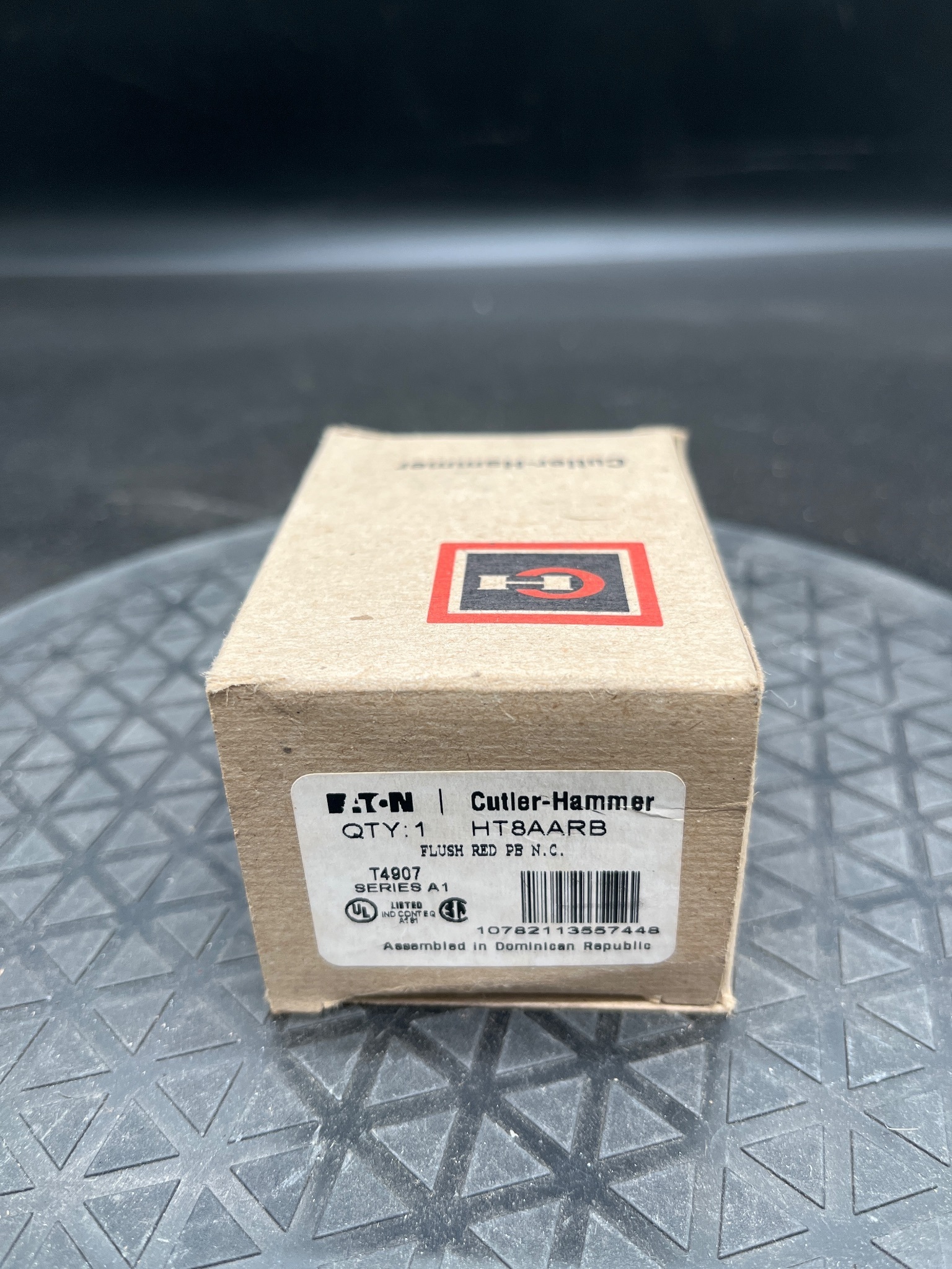 EATON CUTLER-HAMMER HT8AARB Red Pushbutton Switch NEW 0