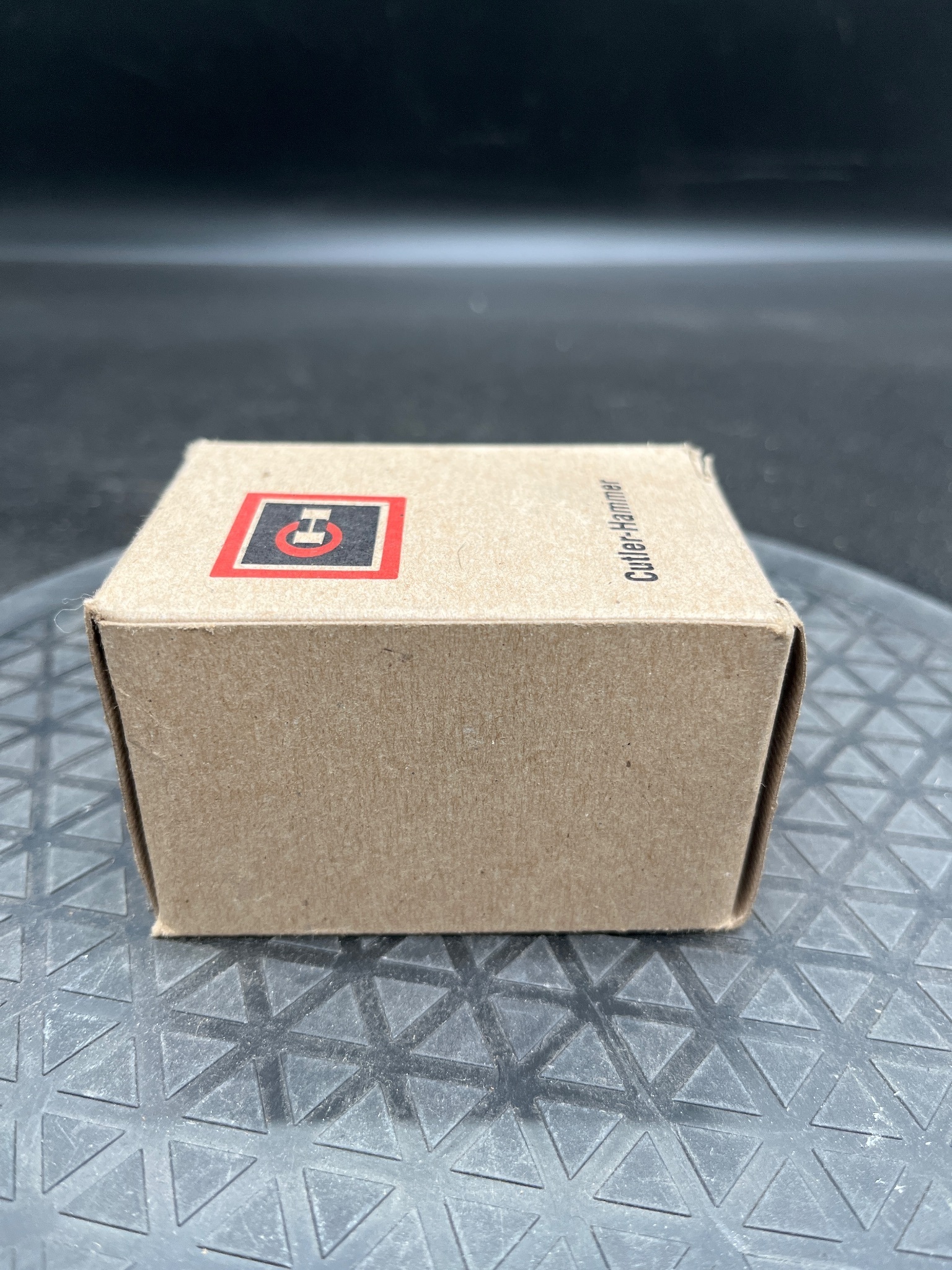 EATON CUTLER-HAMMER HT8AARB Red Pushbutton Switch NEW 1
