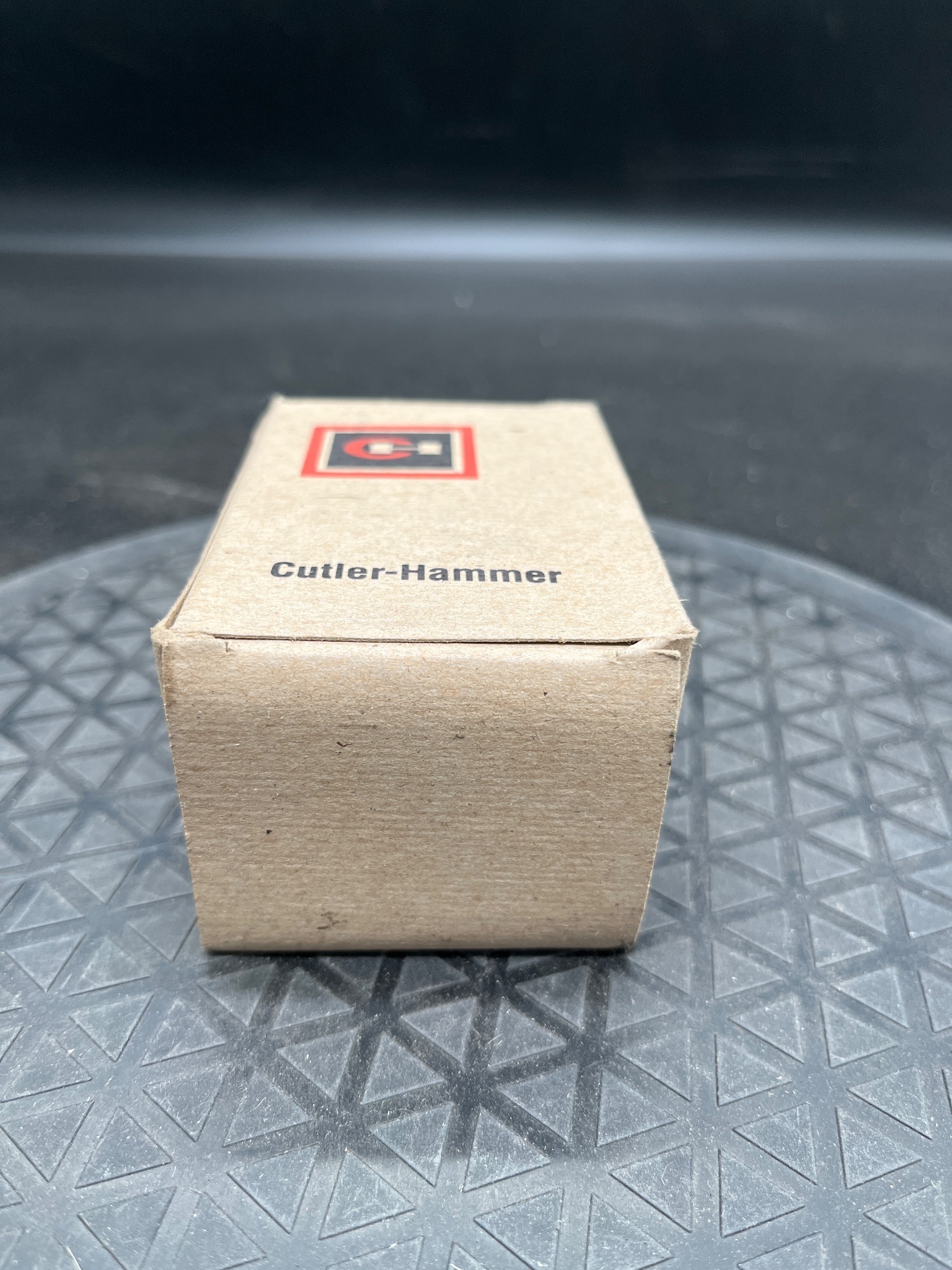 EATON CUTLER-HAMMER HT8AARB Red Pushbutton Switch NEW 2