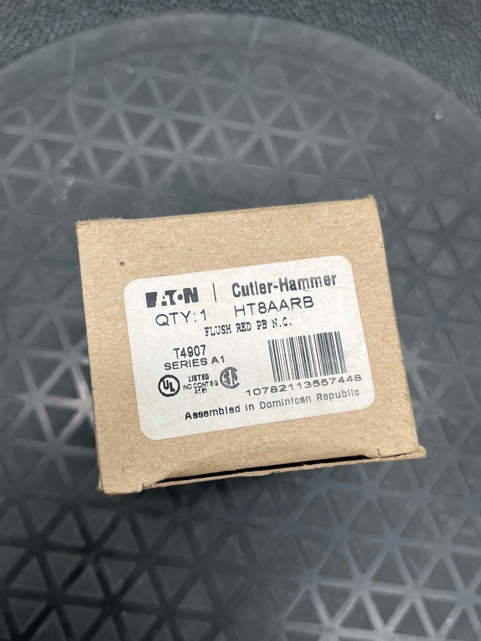 EATON CUTLER-HAMMER HT8AARB Red Pushbutton Switch NEW 3