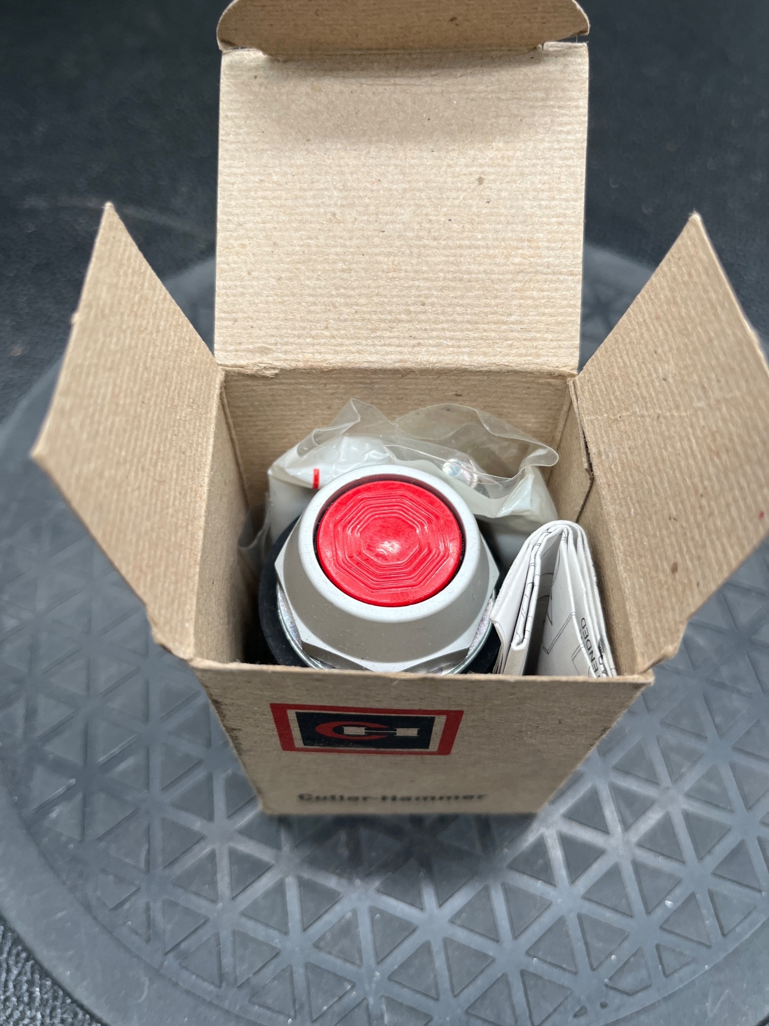 EATON CUTLER-HAMMER HT8AARB Red Pushbutton Switch NEW 4