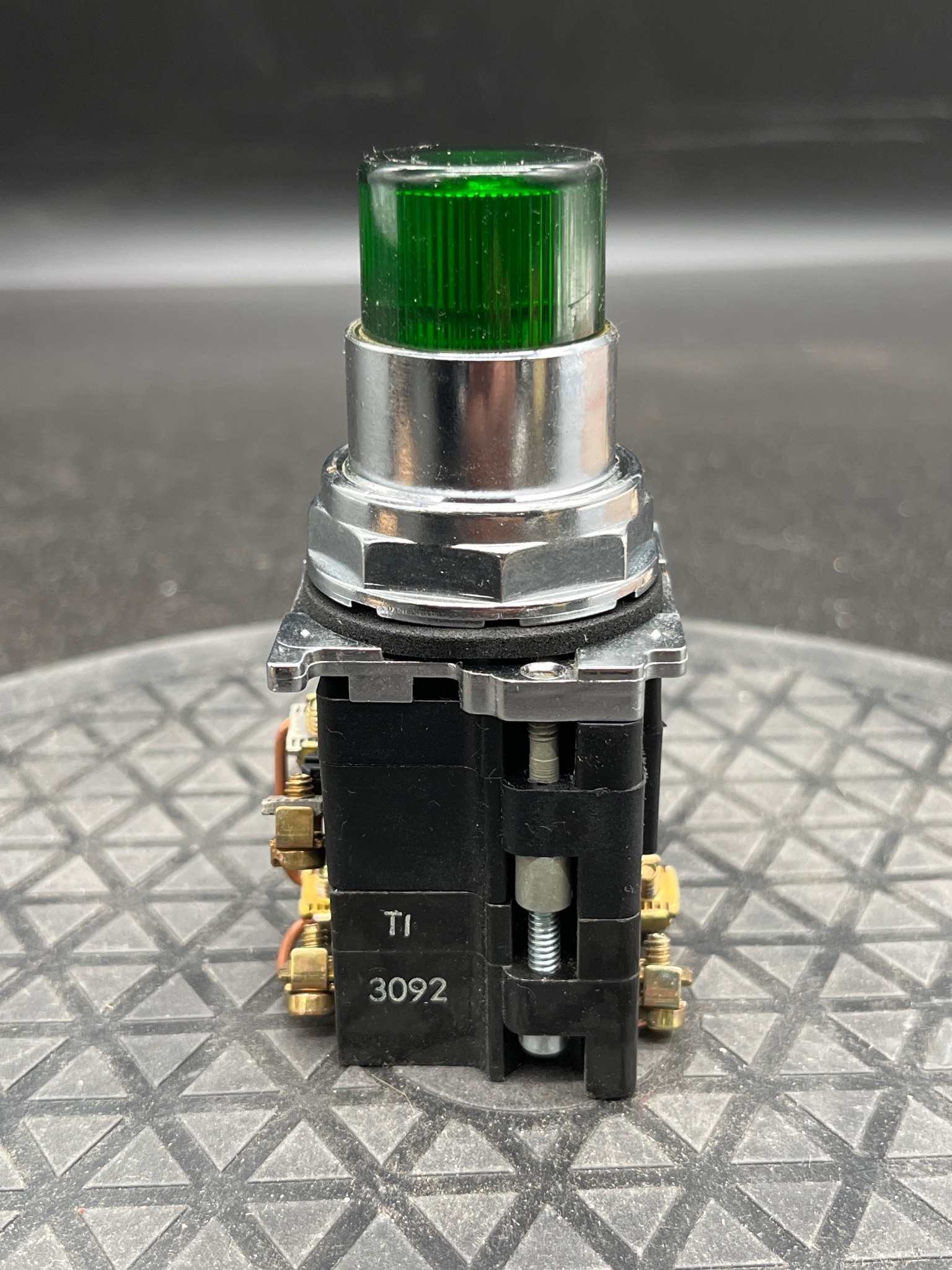EATON CUTLER-HAMMER 10250T74NG Green Push Button 120V NEW 7