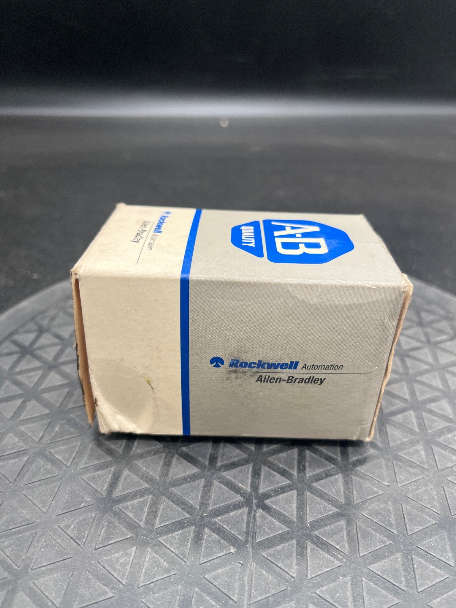 ALLEN BRADLEY 800T-FXP16A1 Illuminated Push-Pull Button NEW 1