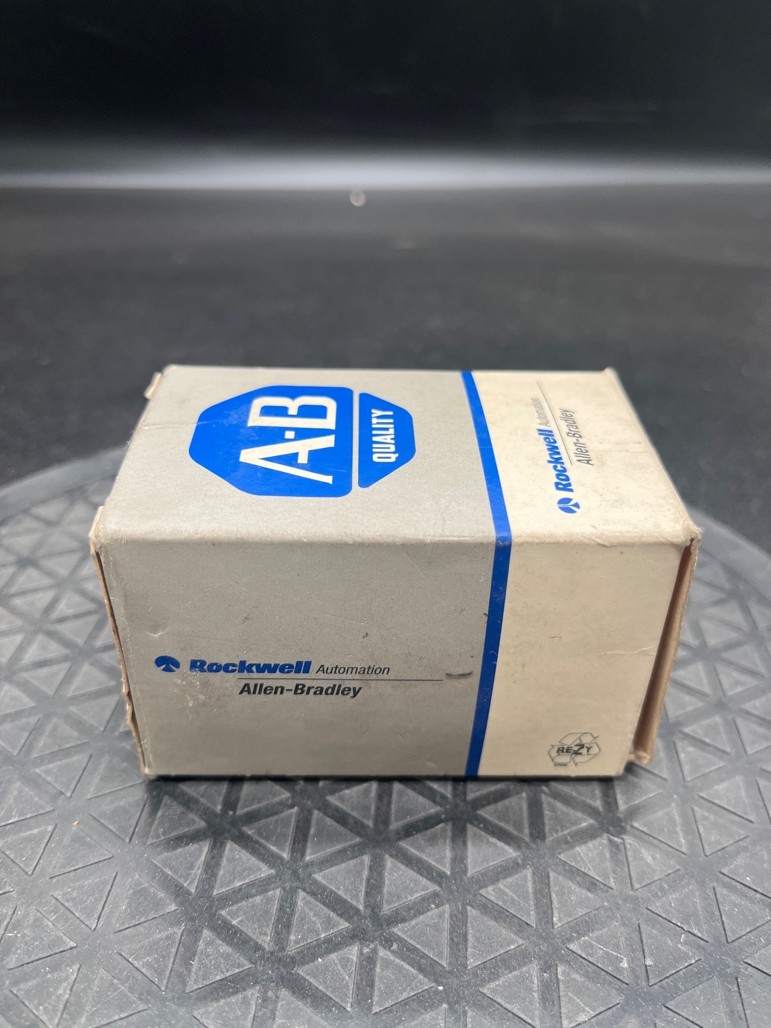 ALLEN BRADLEY 800T-FXP16A1 Illuminated Push-Pull Button NEW 3
