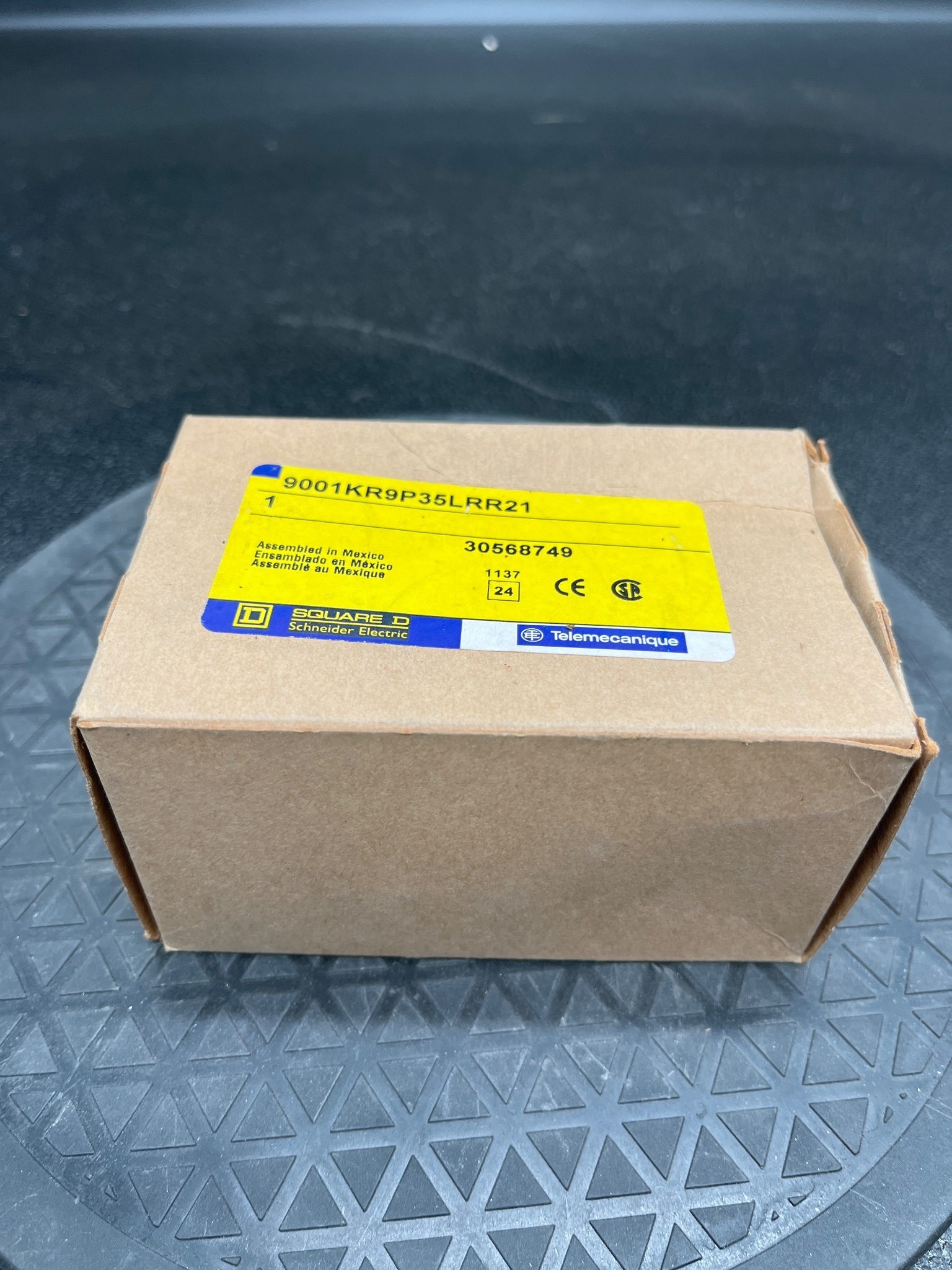 SQUARE D 9001KR9P35LRR21 Illuminated Pushbutton Switch NEW 0