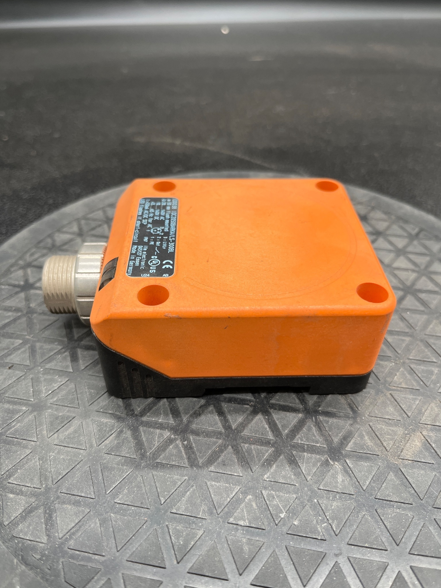 IFM ID0038 IDC2050BARKA/LS-300BL Inductive Proximity Sensor USED 1